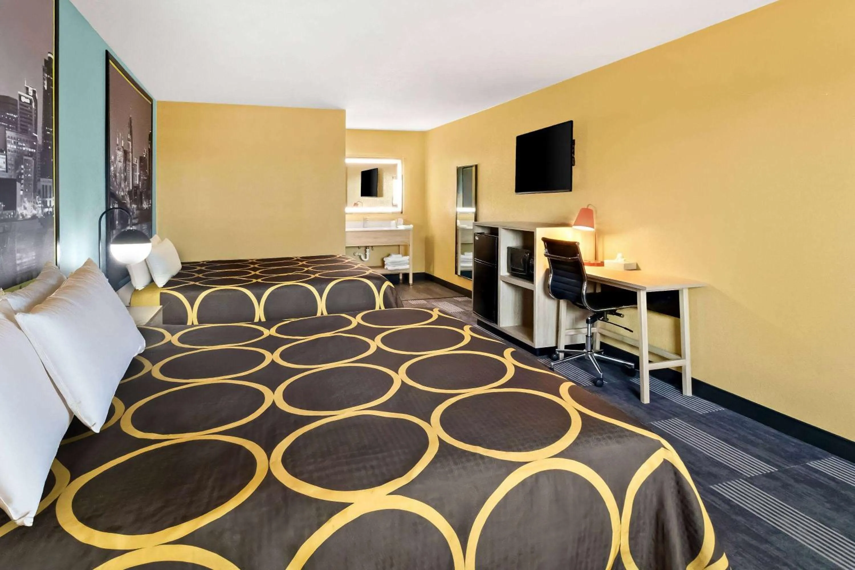 Bed in Super 8 by Wyndham Vandalia/Dayton International Airport