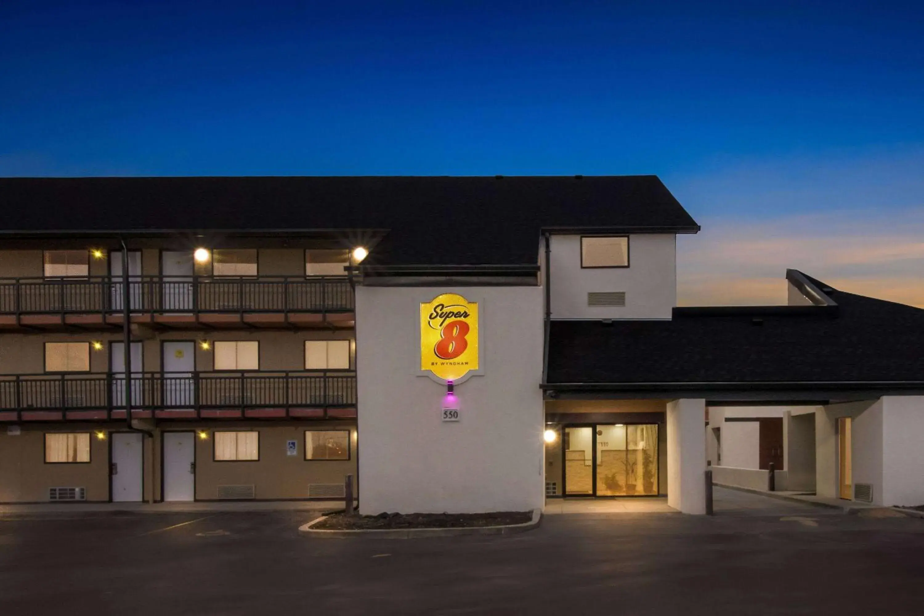 Property building in Super 8 by Wyndham Vandalia/Dayton International Airport Property building in Super 8 by Wyndham Vandalia/Dayton International Airport
