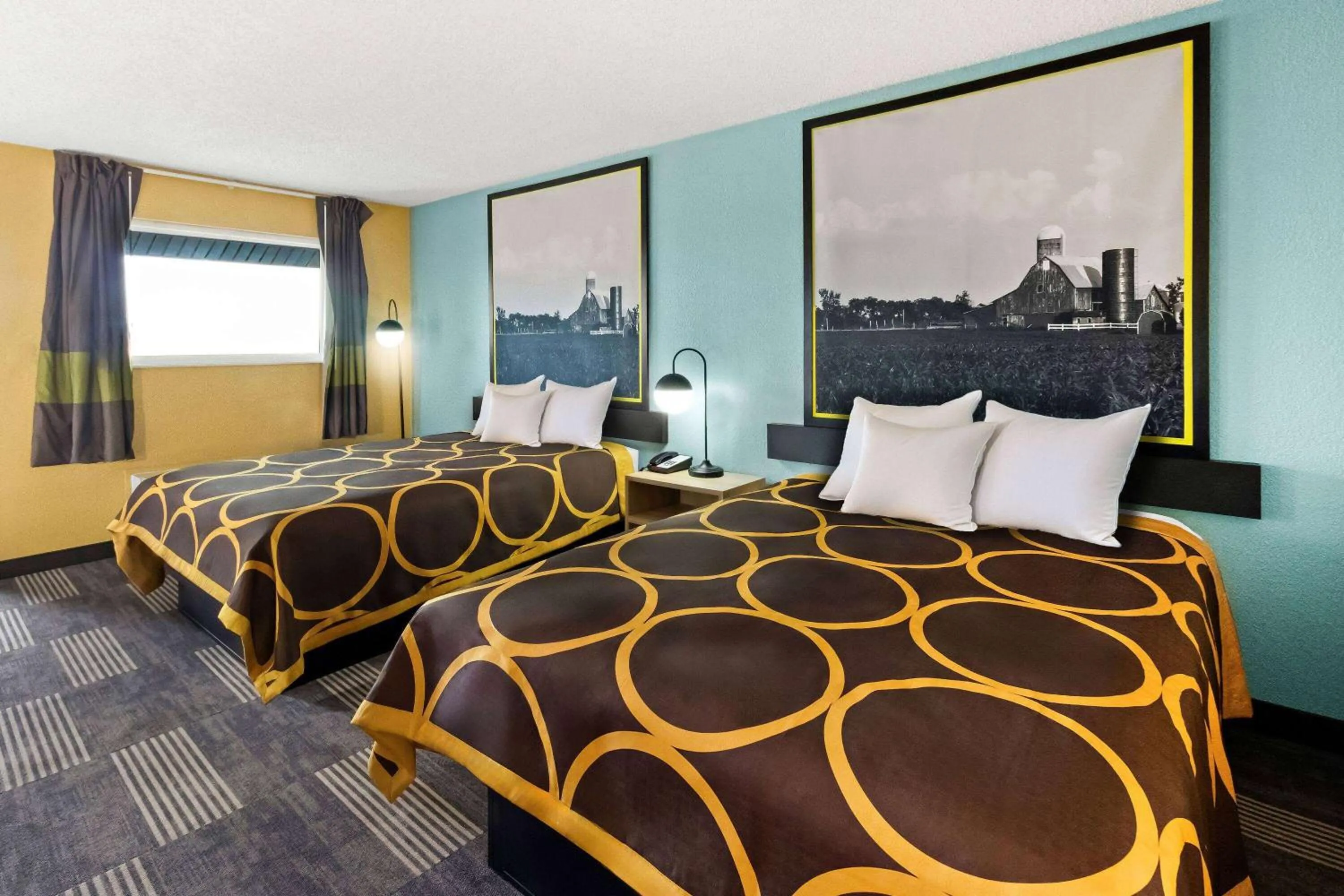 Bed in Super 8 by Wyndham Vandalia/Dayton International Airport