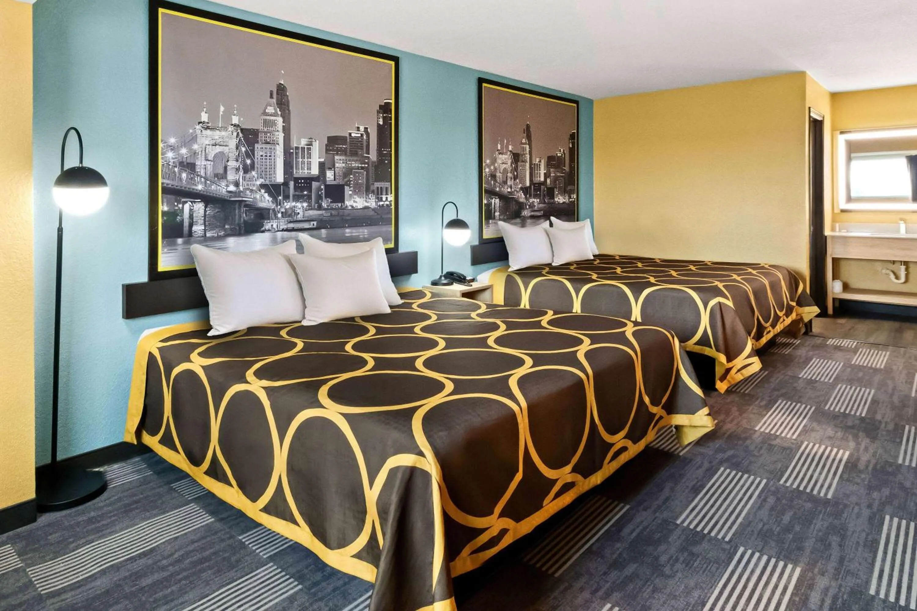 Bed in Super 8 by Wyndham Vandalia/Dayton International Airport