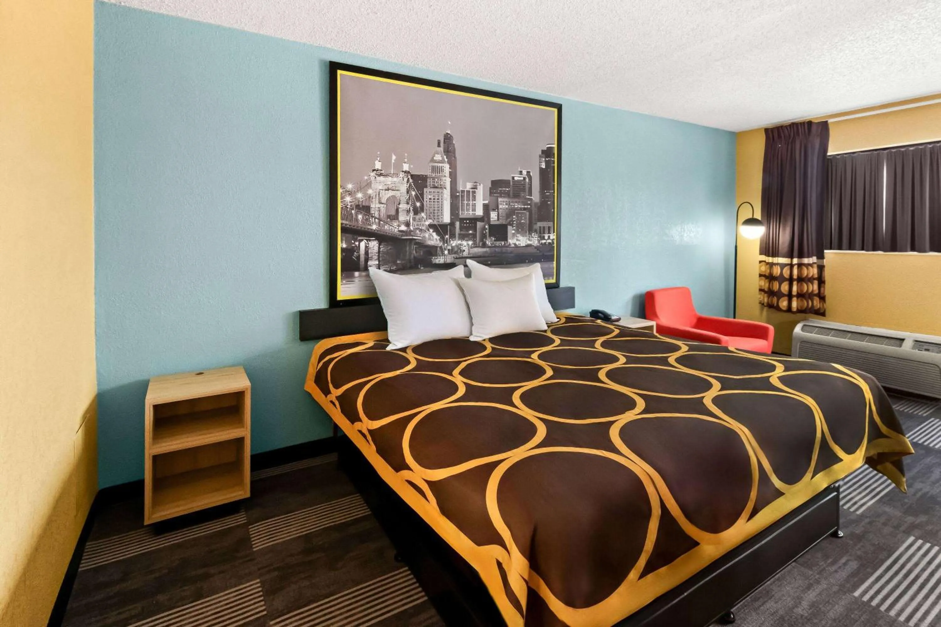 Bed in Super 8 by Wyndham Vandalia/Dayton International Airport