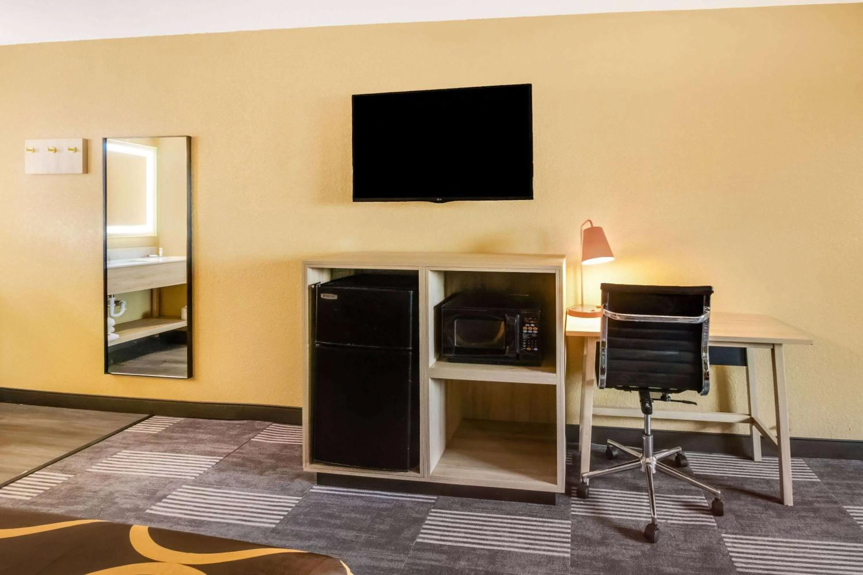 Bed in Super 8 by Wyndham Vandalia/Dayton International Airport