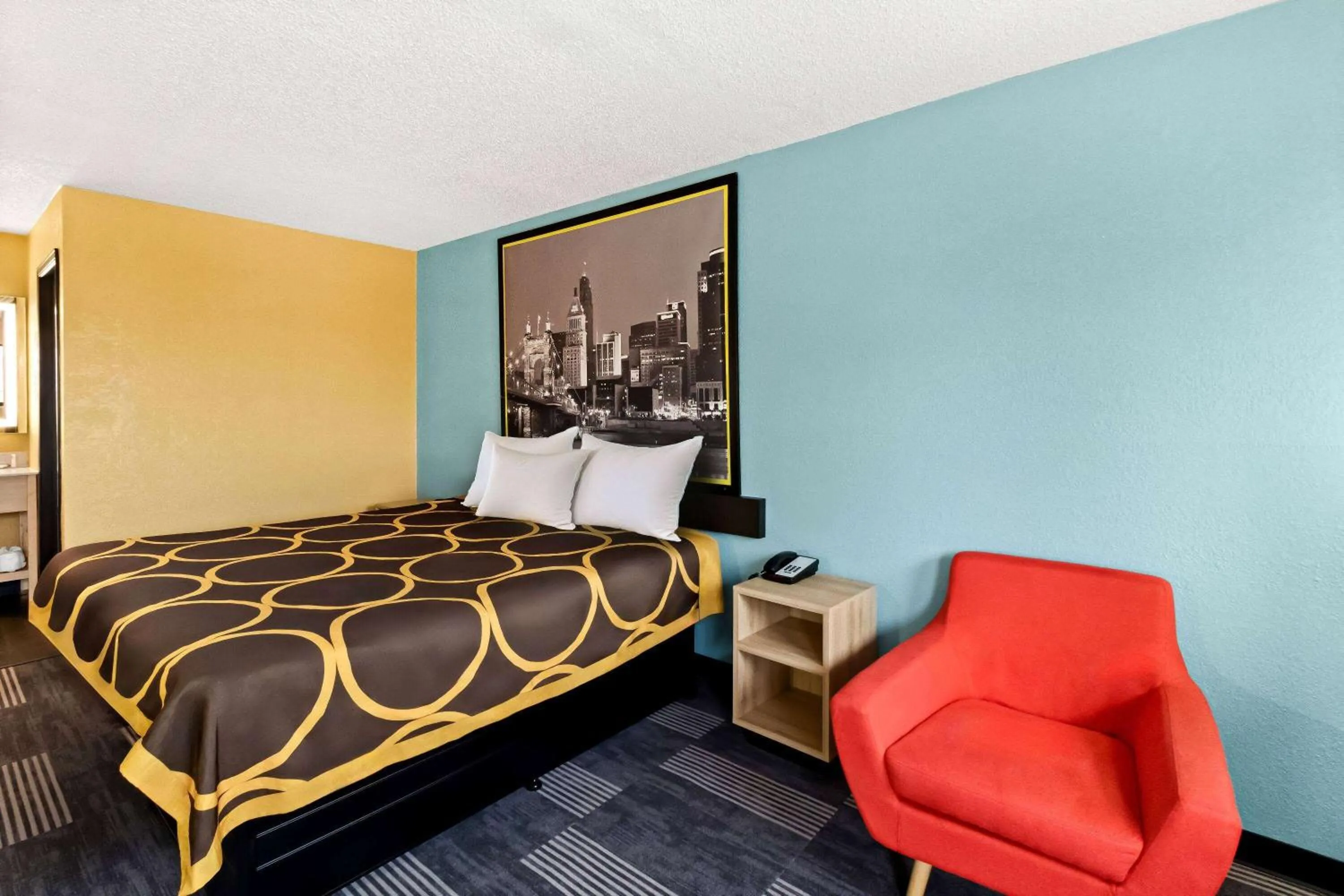 Bed in Super 8 by Wyndham Vandalia/Dayton International Airport