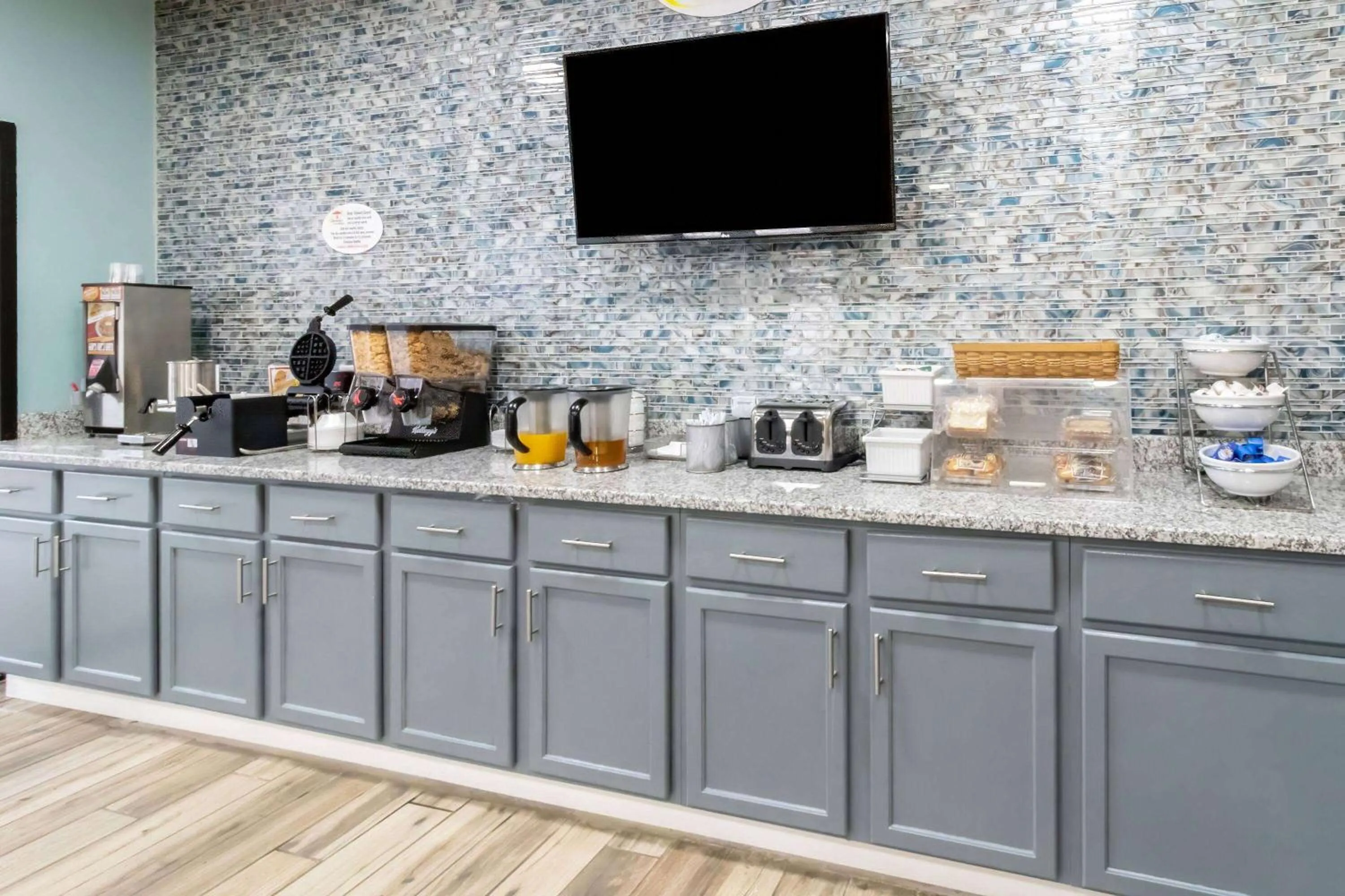 Restaurant/places to eat in Super 8 by Wyndham Vandalia/Dayton International Airport