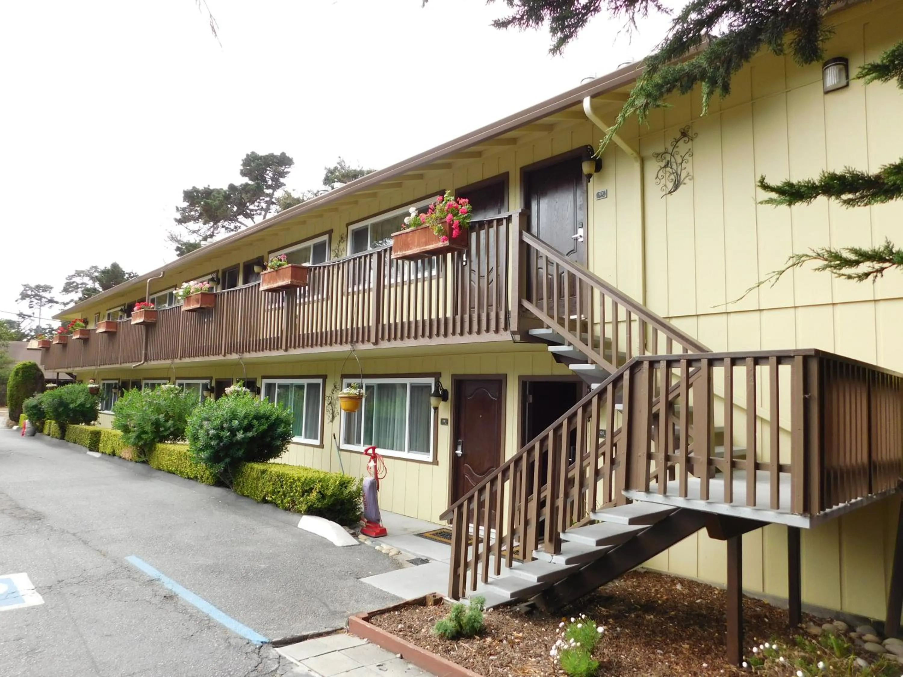 Property building in Deer Haven Inn