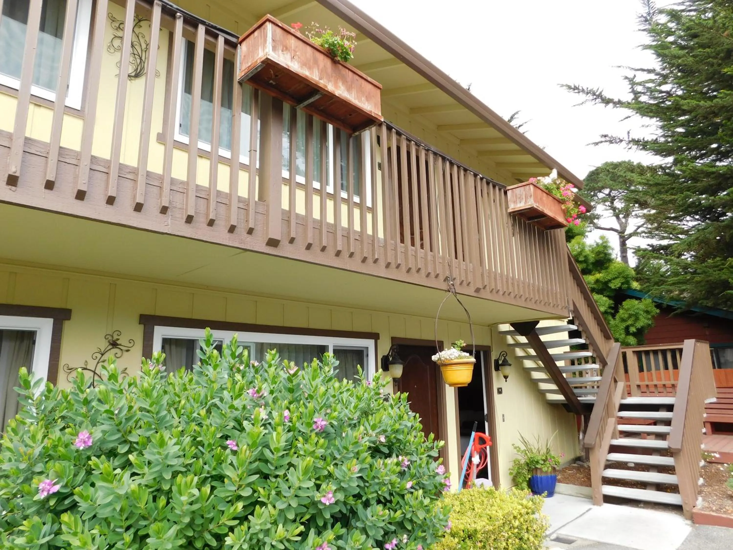 Property building in Deer Haven Inn