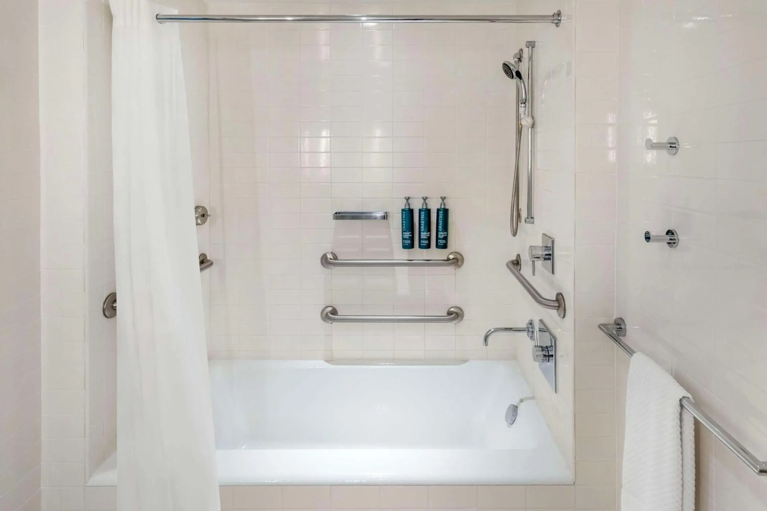 King Room with Bath Tub and City View - Mobility Accessible in Hilton Vacation Club The Modern Honolulu King Room with Bath Tub and City View - Mobility Accessible in Hilton Vacation Club The Modern Honolulu