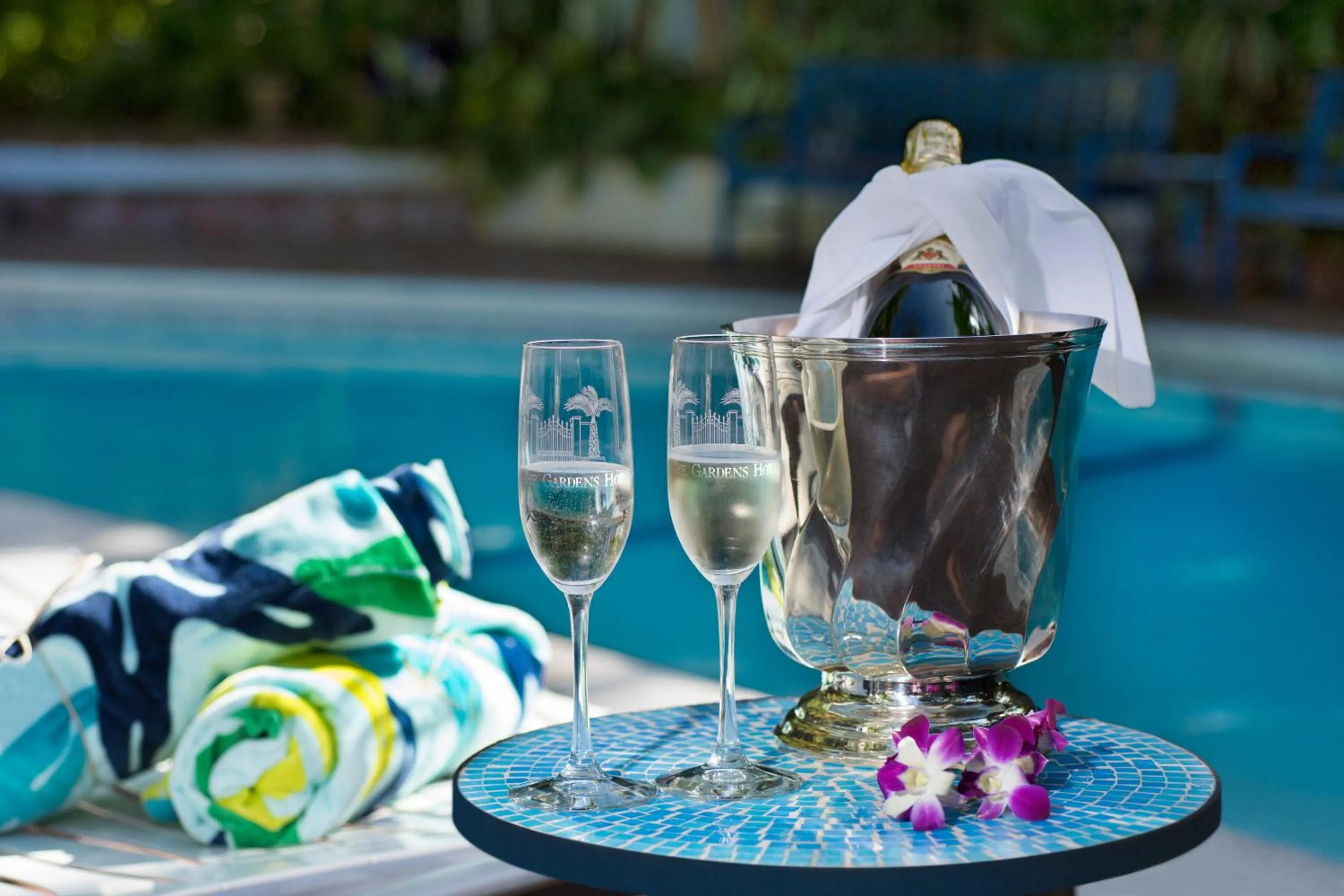 Food and drinks in The Gardens Hotel