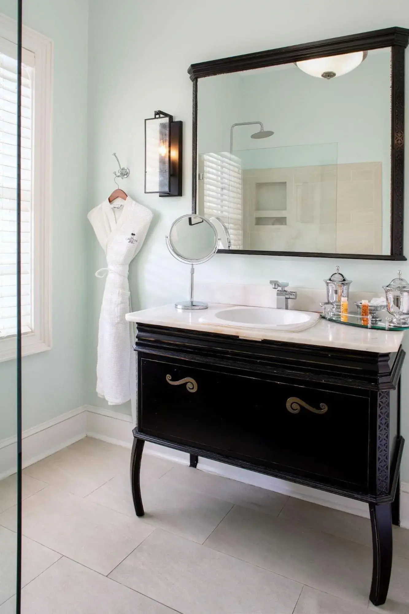 Bathroom, Bed in The Gardens Hotel Bathroom, Bed in The Gardens Hotel