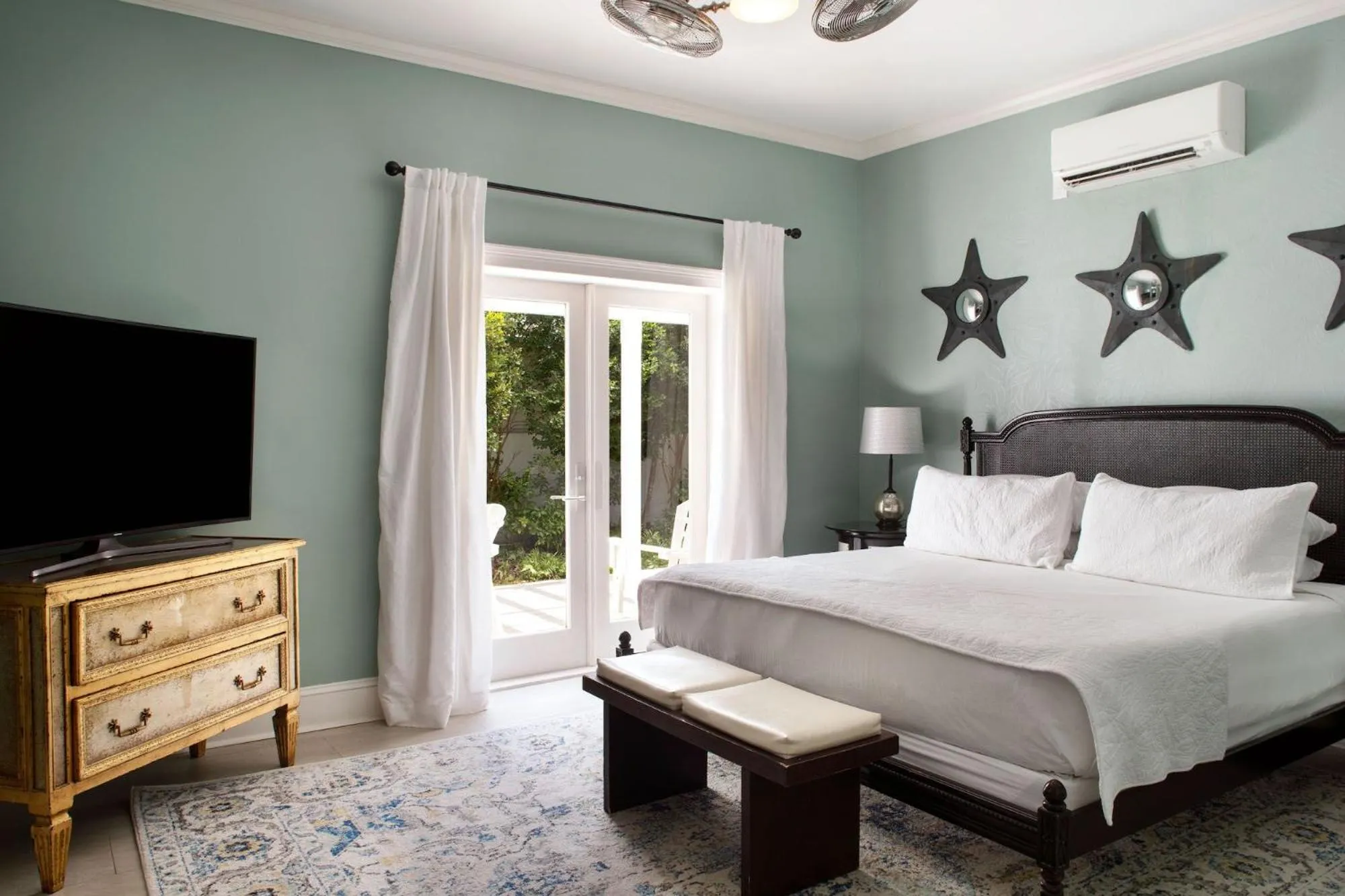 Bedroom, Bed in The Gardens Hotel