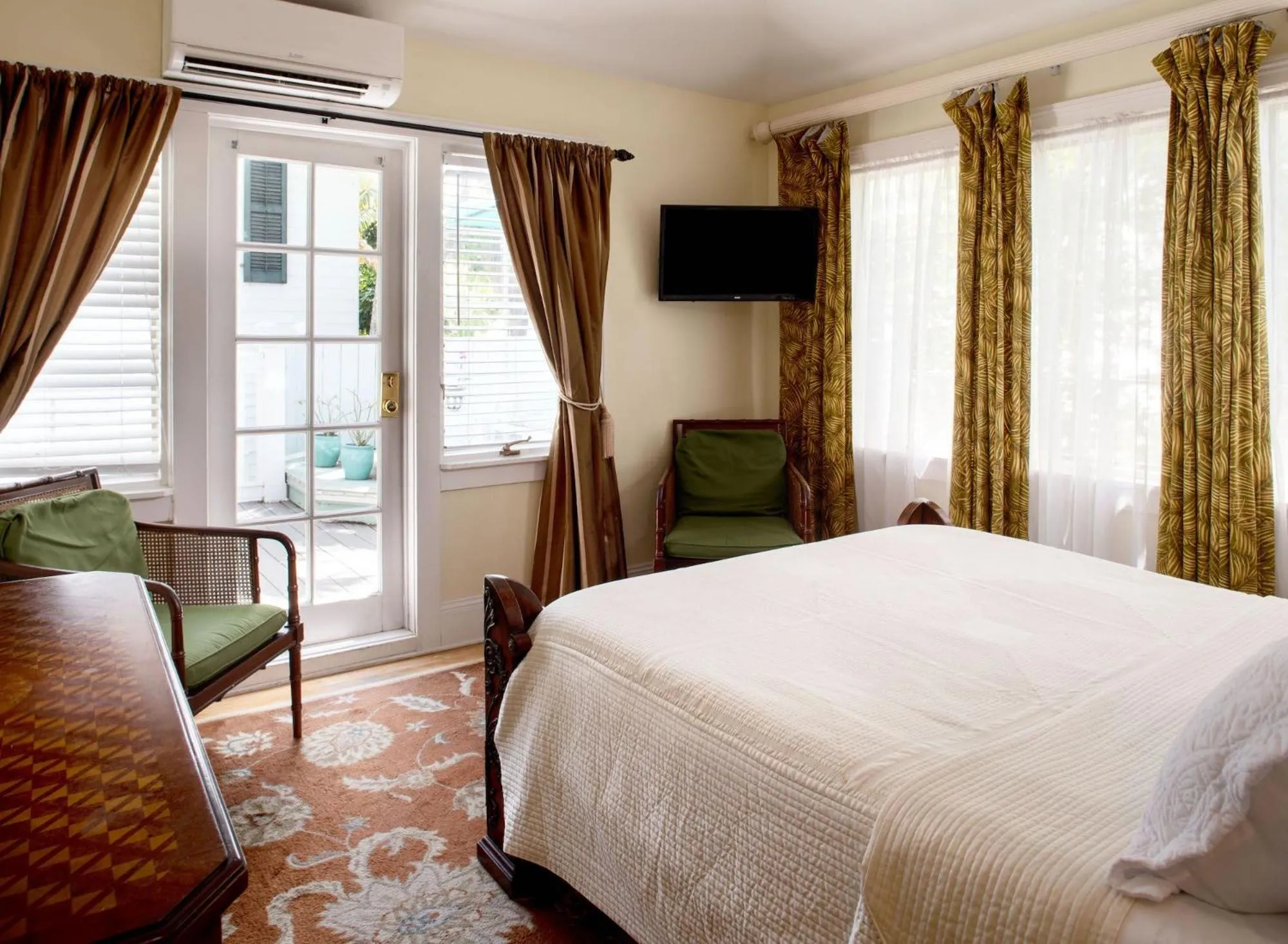 Bedroom, Bed in The Gardens Hotel