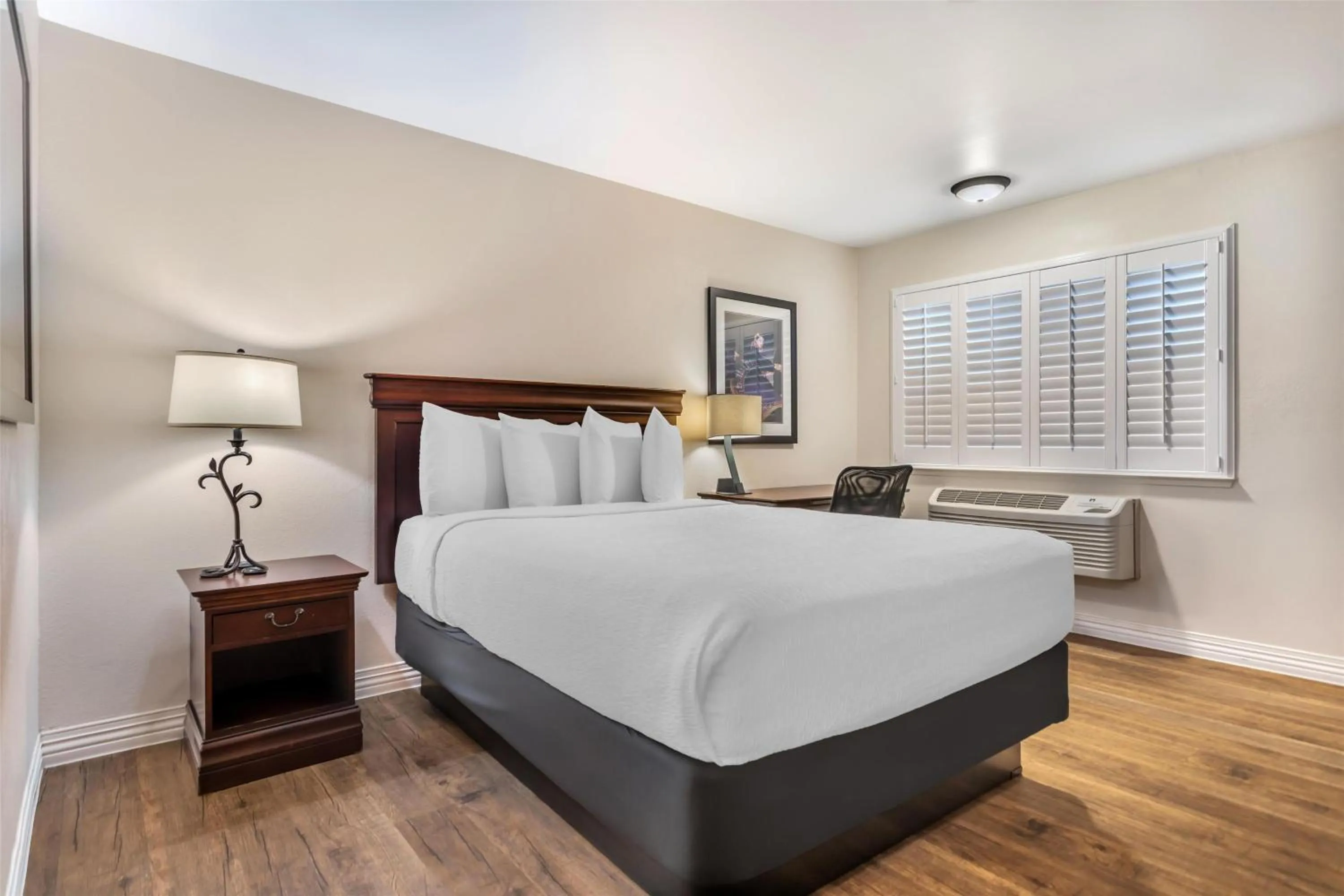 Bedroom, Bed in Best Western Rose Garden Inn