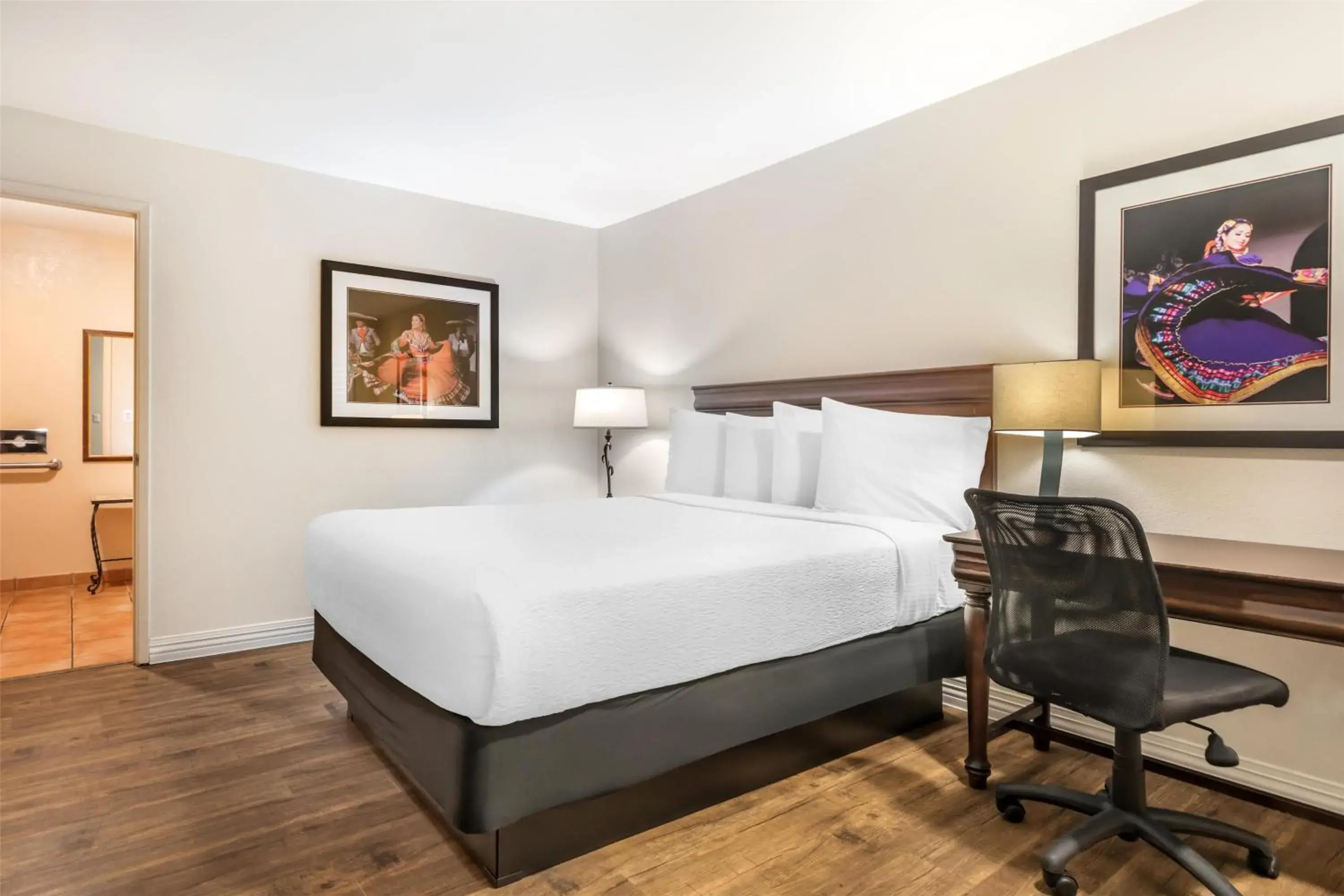 Bedroom, Bed in Best Western Rose Garden Inn Bedroom, Bed in Best Western Rose Garden Inn