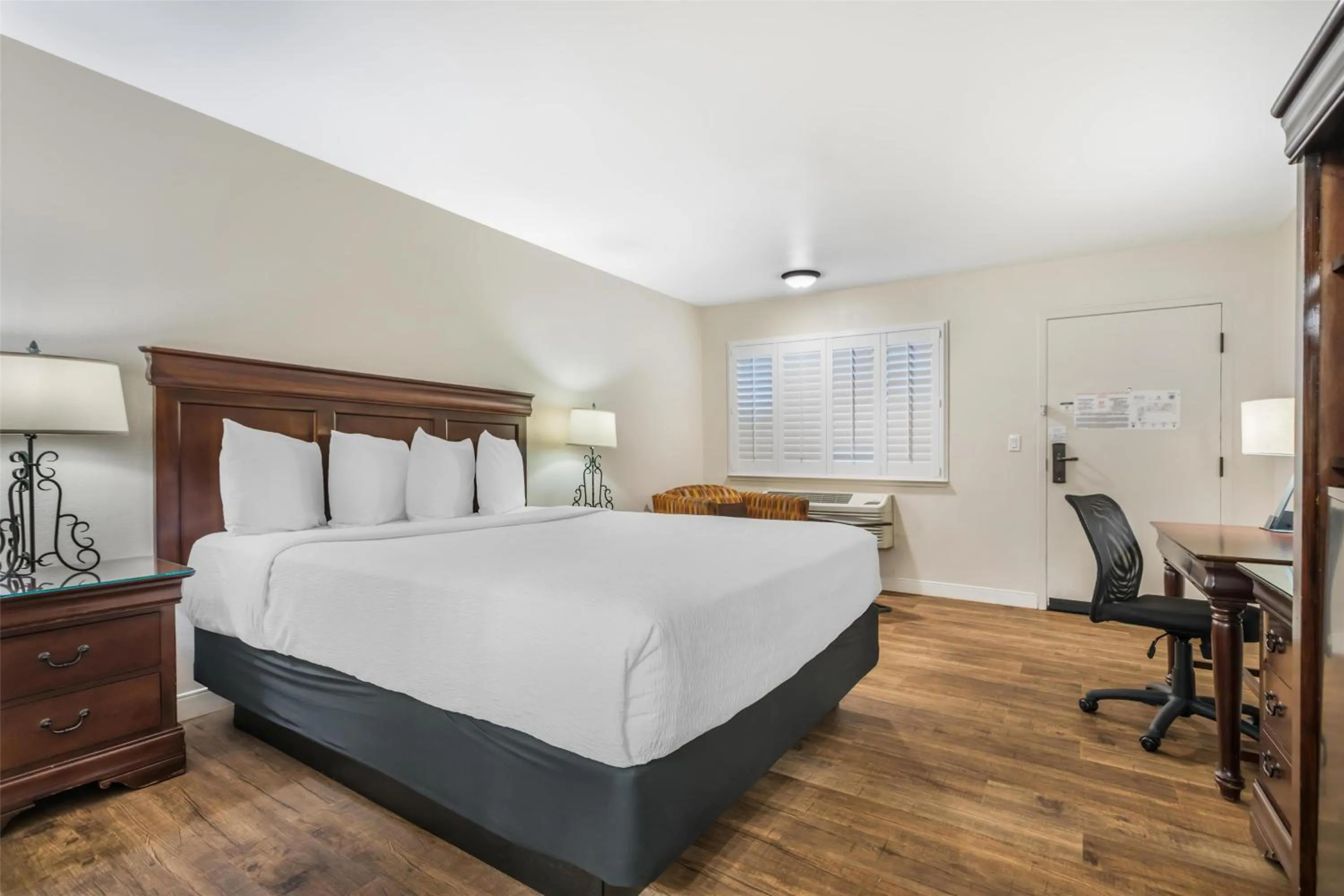 Bedroom, Bed in Best Western Rose Garden Inn