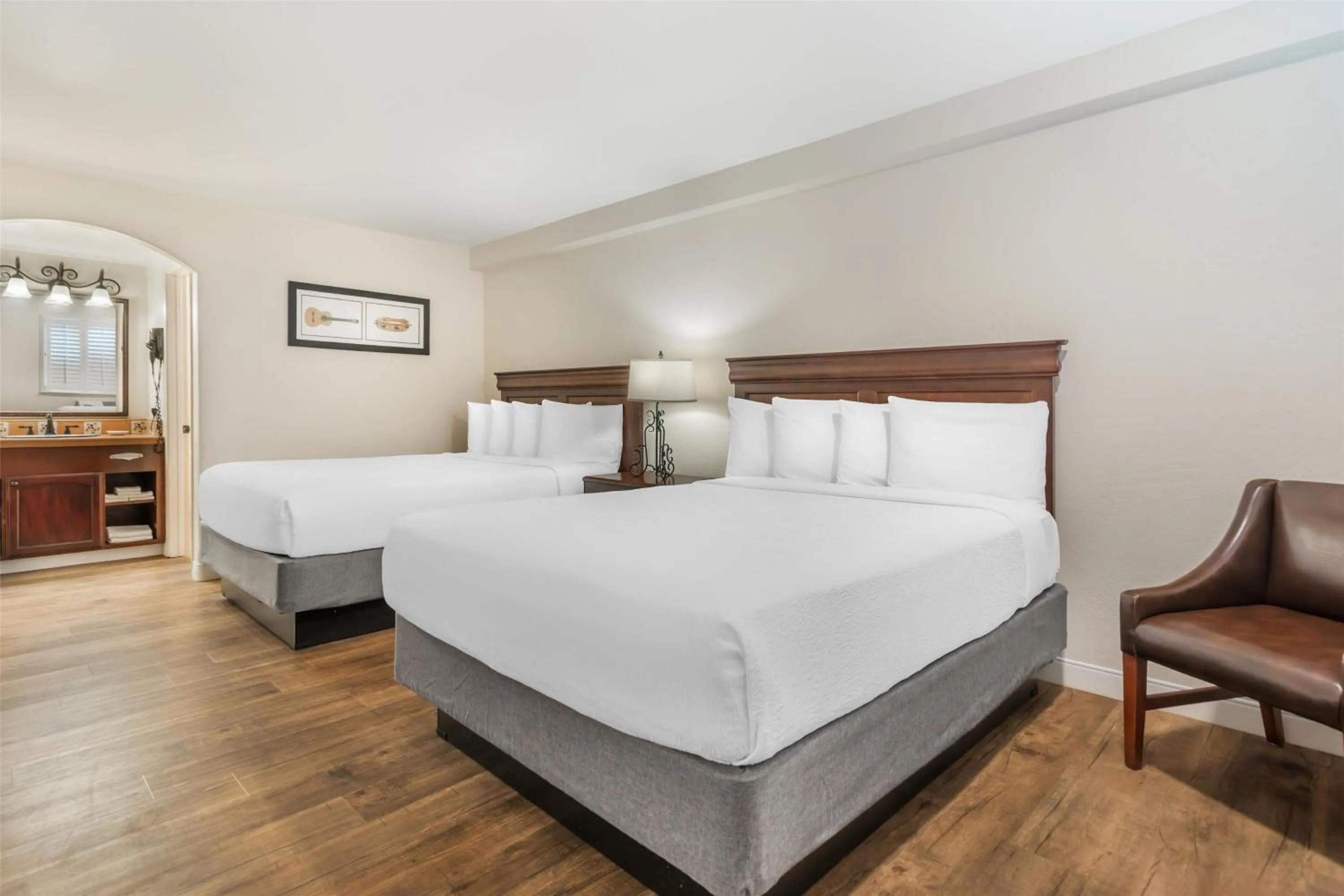 Bedroom, Bed in Best Western Rose Garden Inn