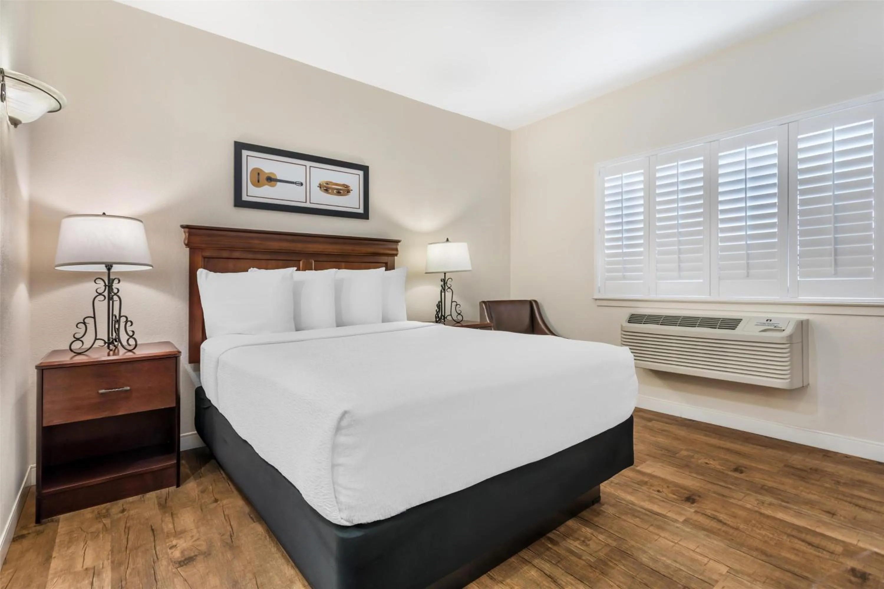 Photo of the whole room, Bed in Best Western Rose Garden Inn