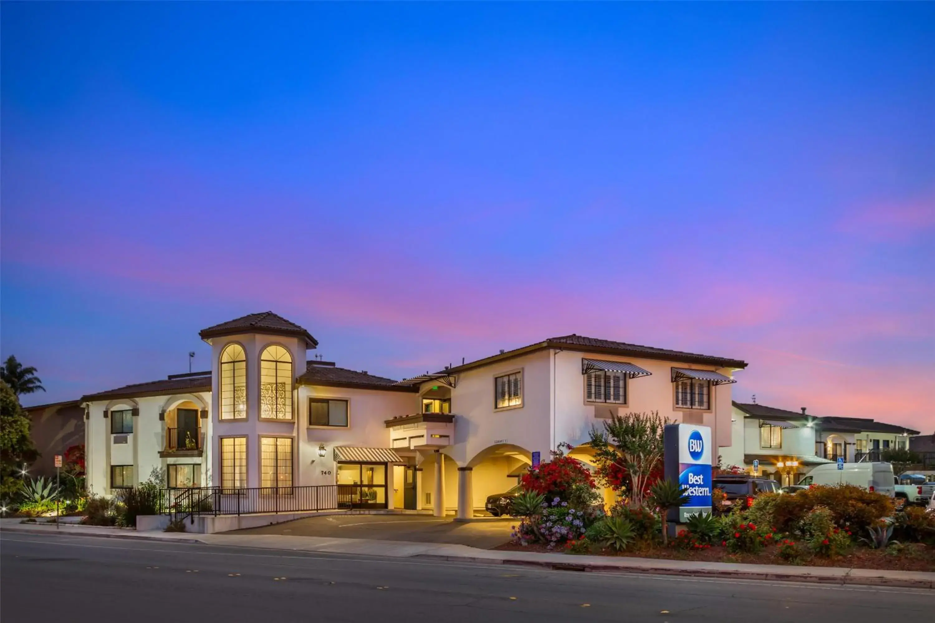 Property building in Best Western Rose Garden Inn Property building in Best Western Rose Garden Inn