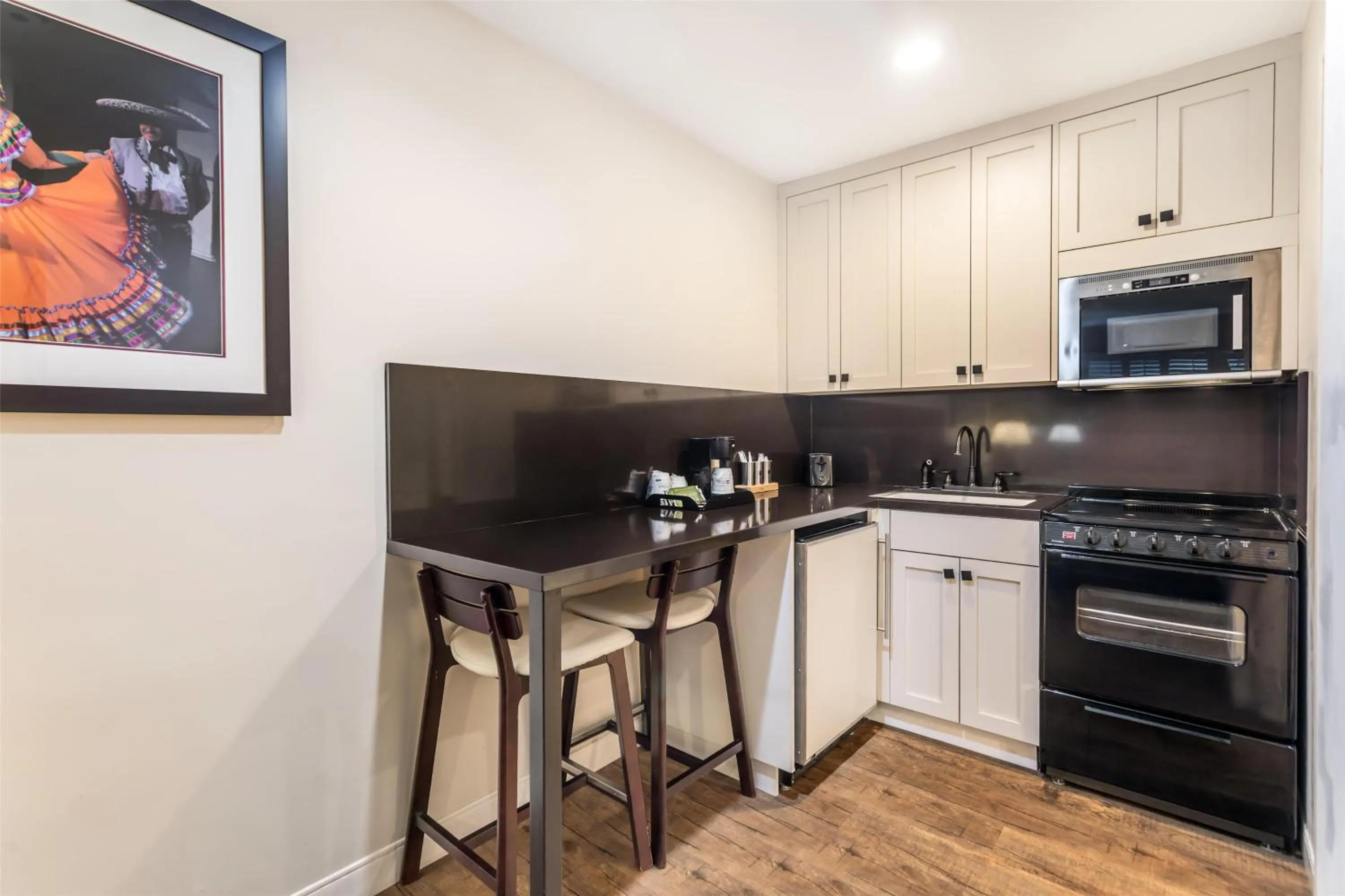 Bedroom in Best Western Rose Garden Inn