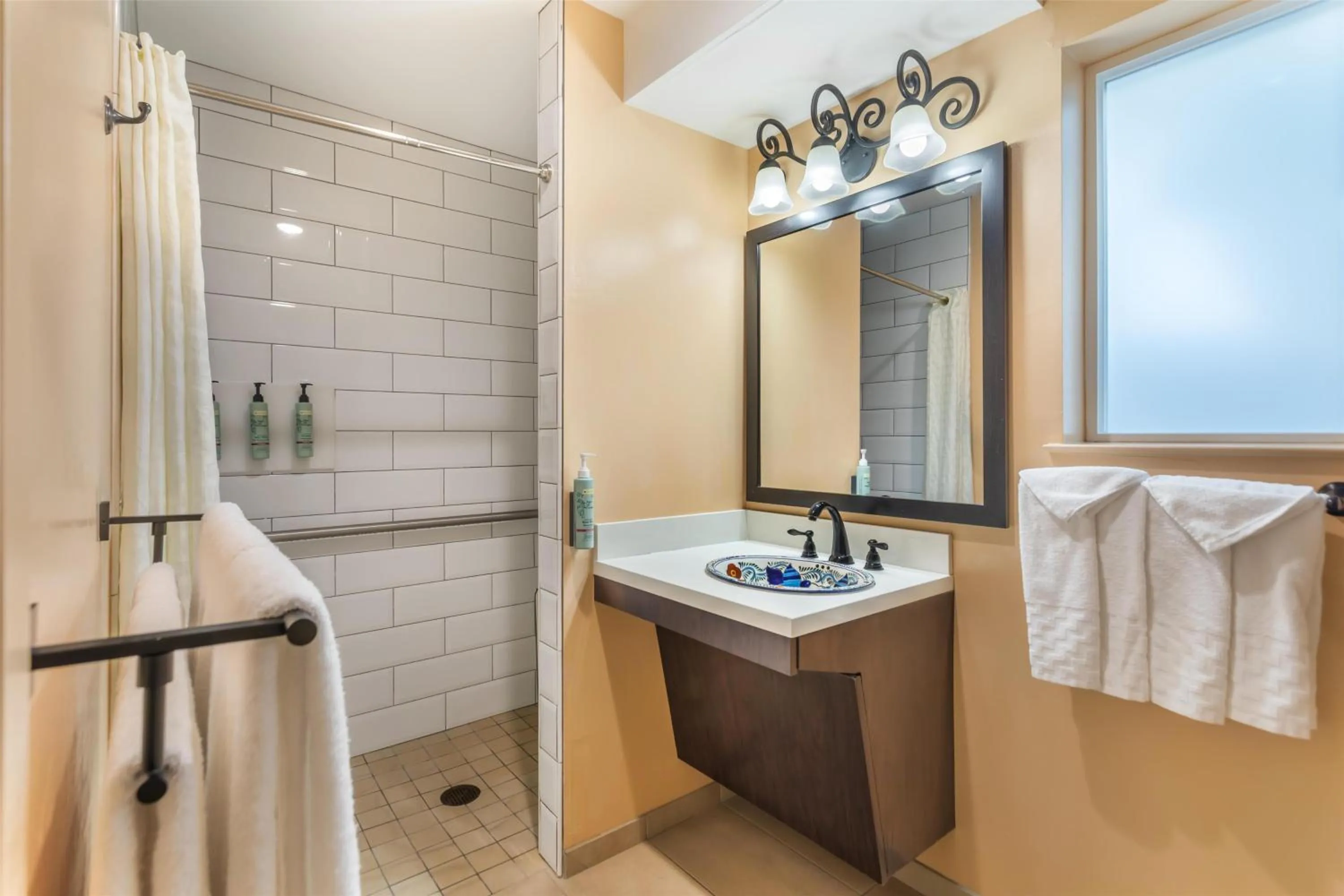 Bathroom in Best Western Rose Garden Inn