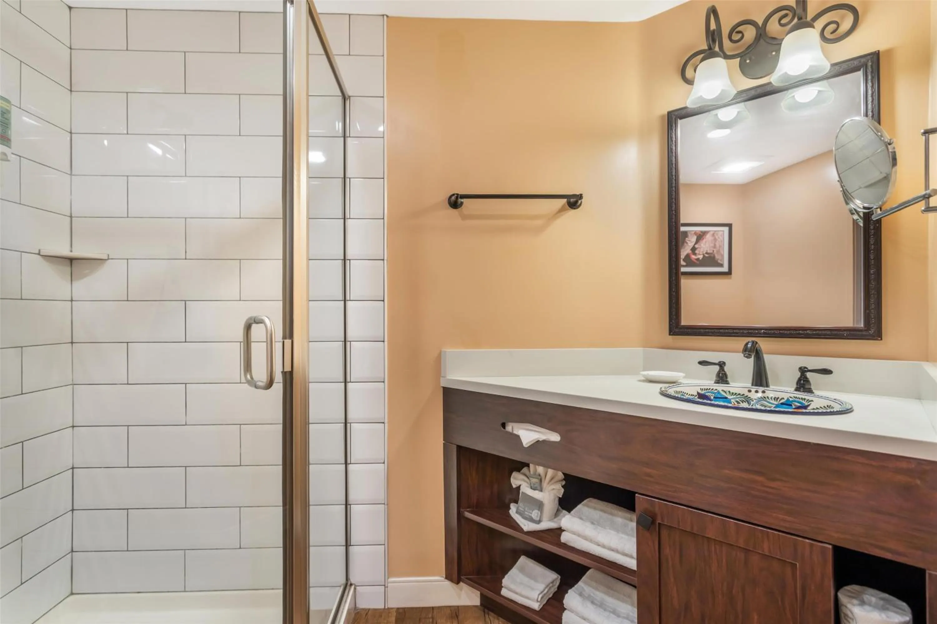 Bedroom in Best Western Rose Garden Inn