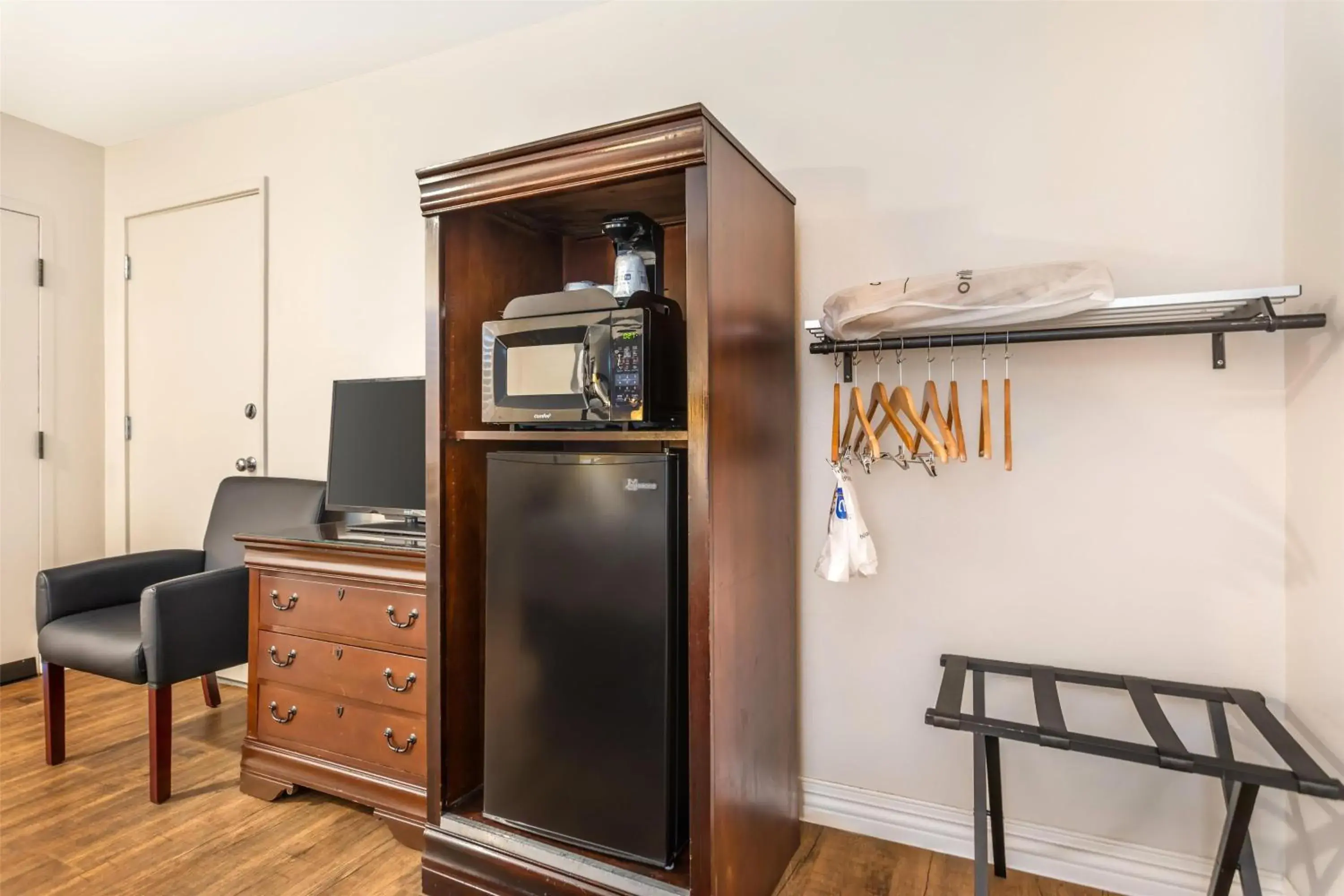 Bedroom in Best Western Rose Garden Inn Bedroom in Best Western Rose Garden Inn