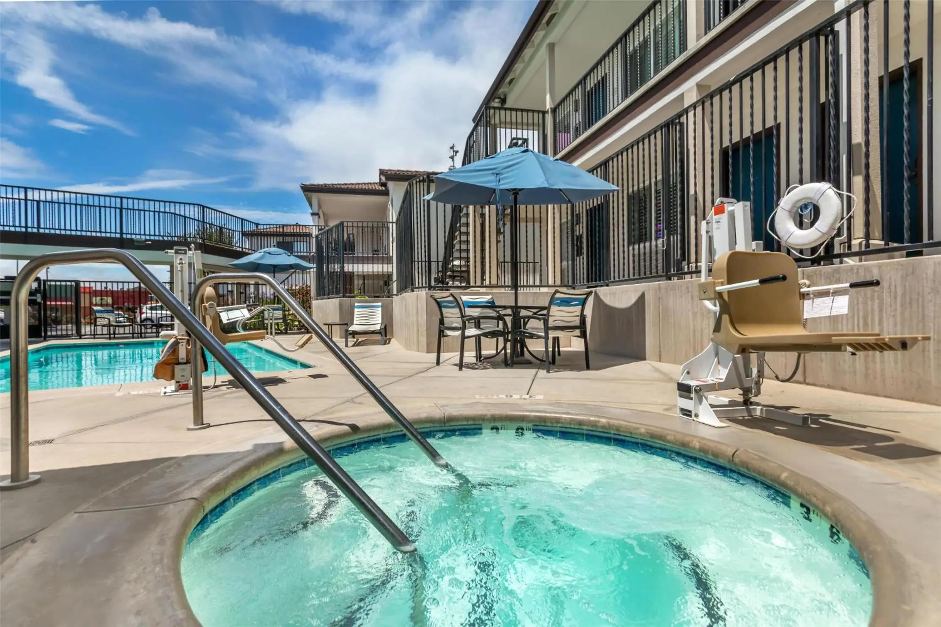 Pool view in Best Western Rose Garden Inn Pool view in Best Western Rose Garden Inn