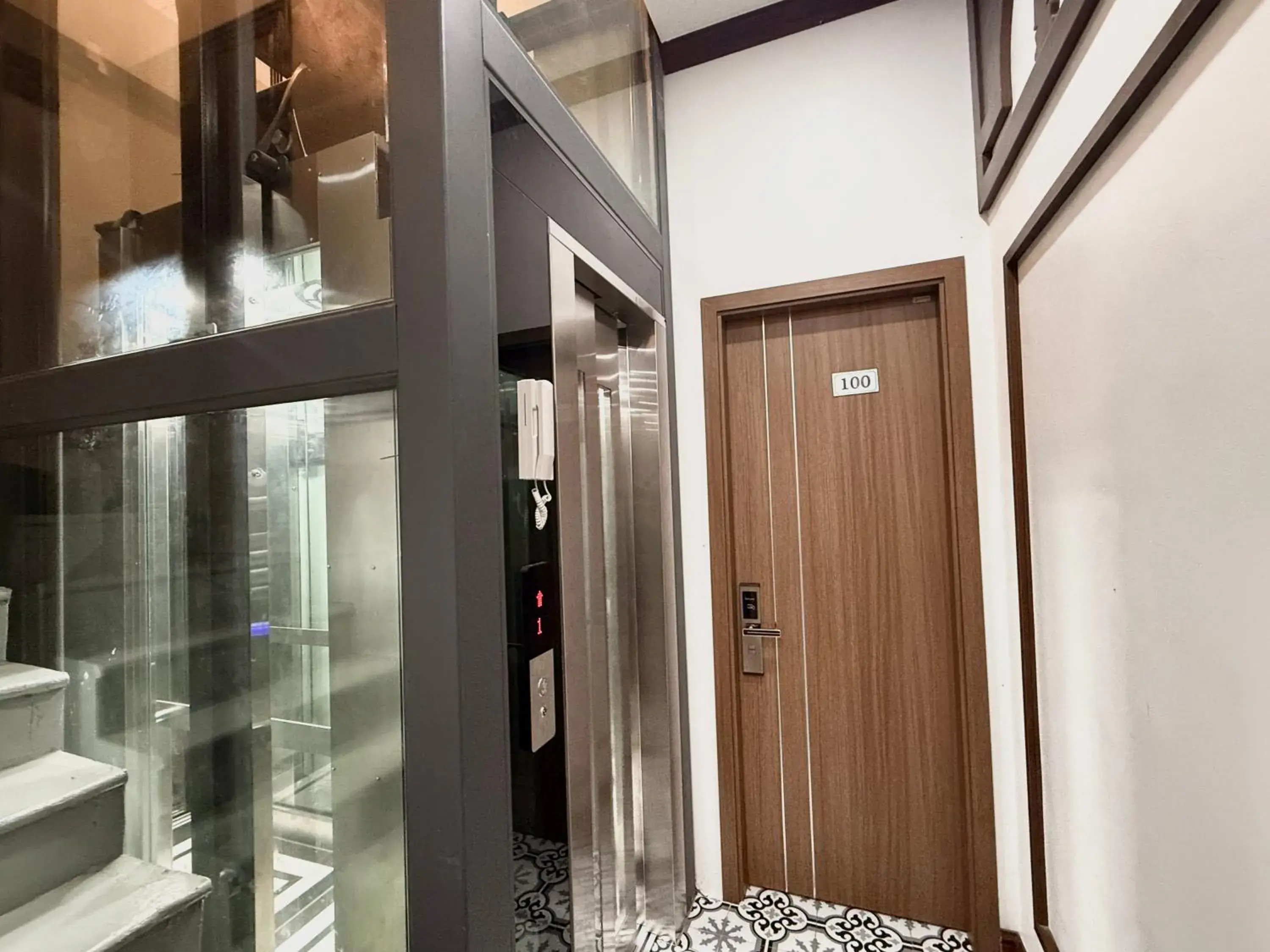 elevator in The Queen Hotel & Spa 2 elevator in The Queen Hotel & Spa 2