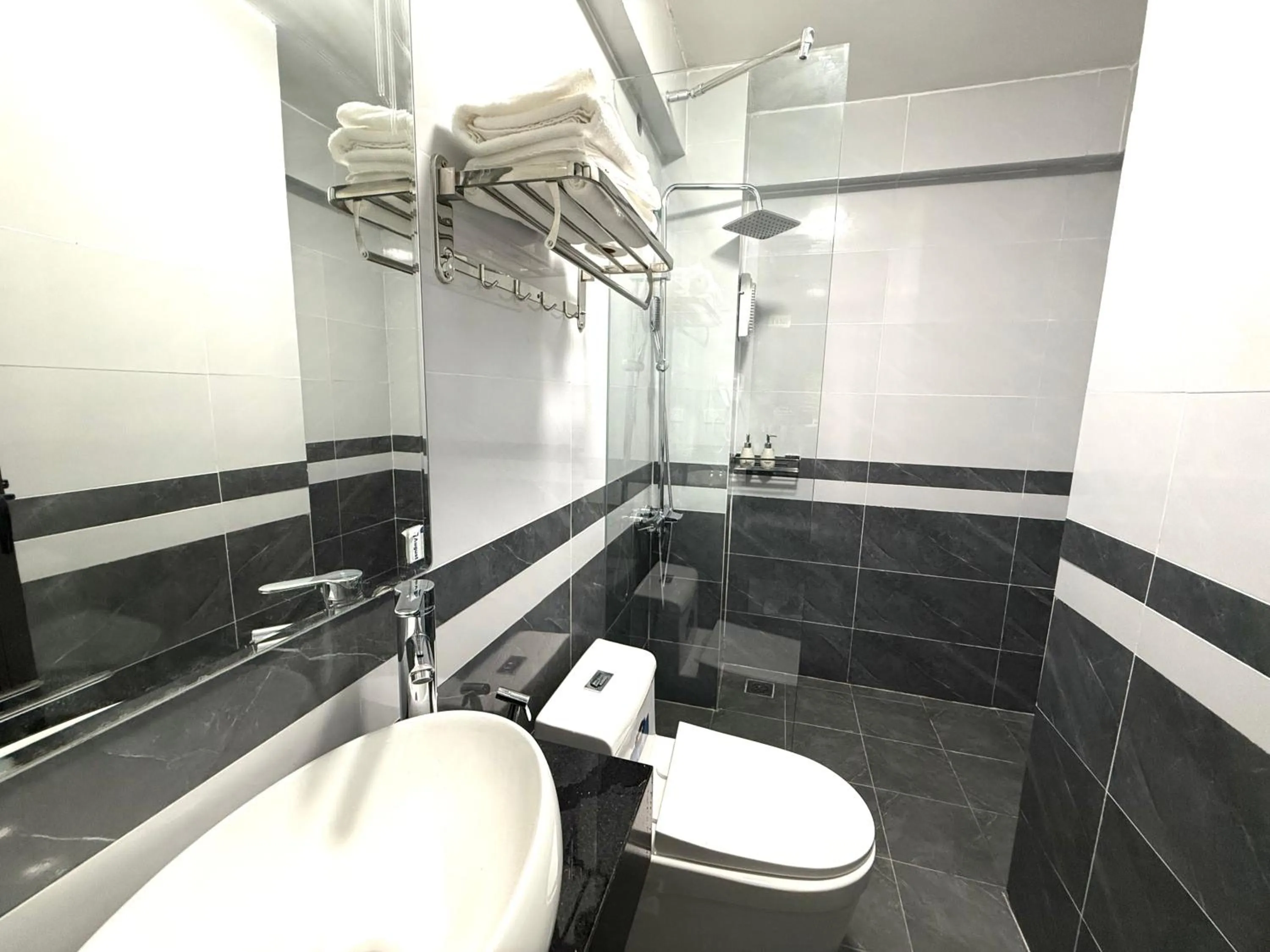 Shower in The Queen Hotel & Spa 2