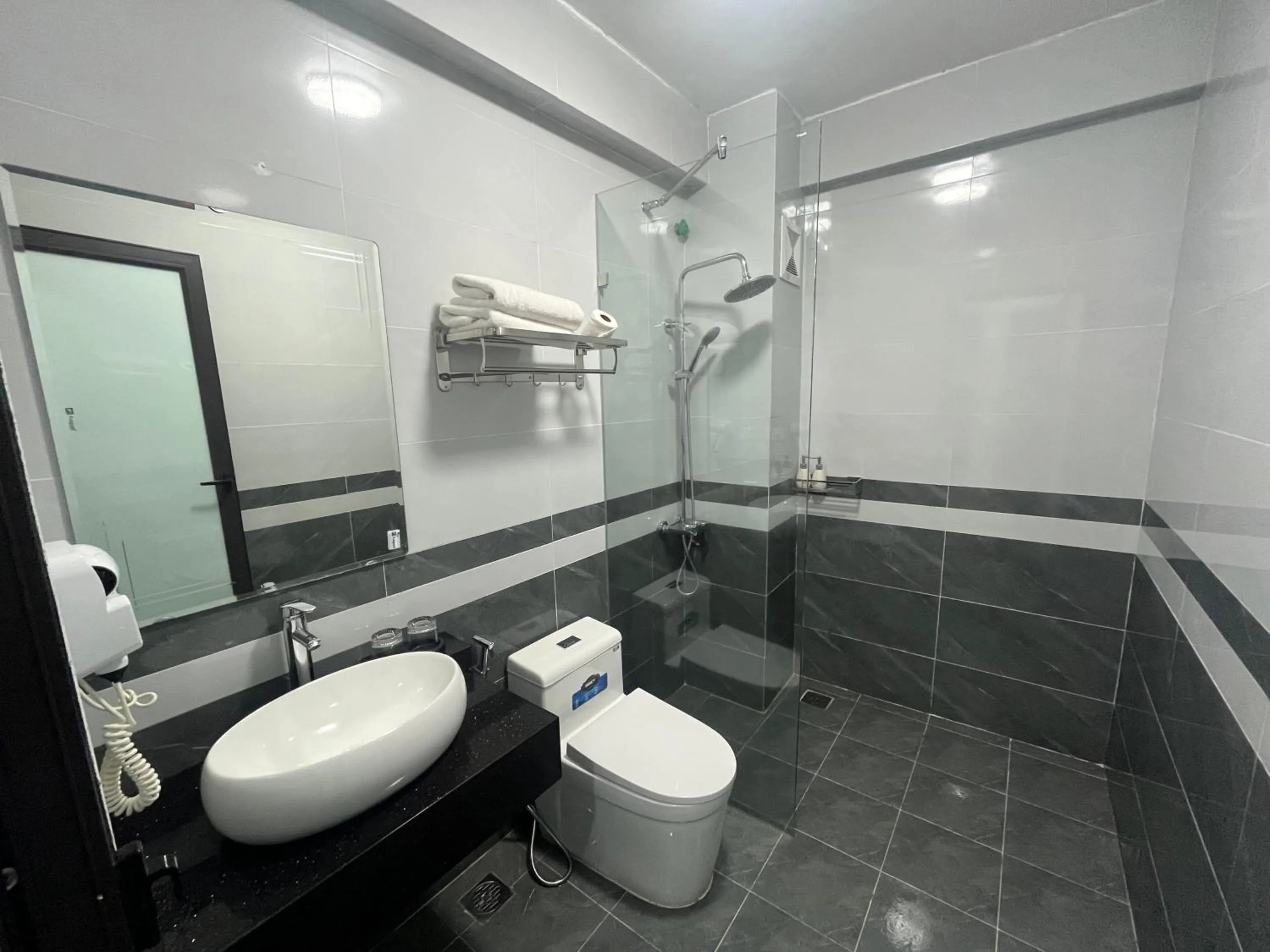 Shower in The Queen Hotel & Spa 2