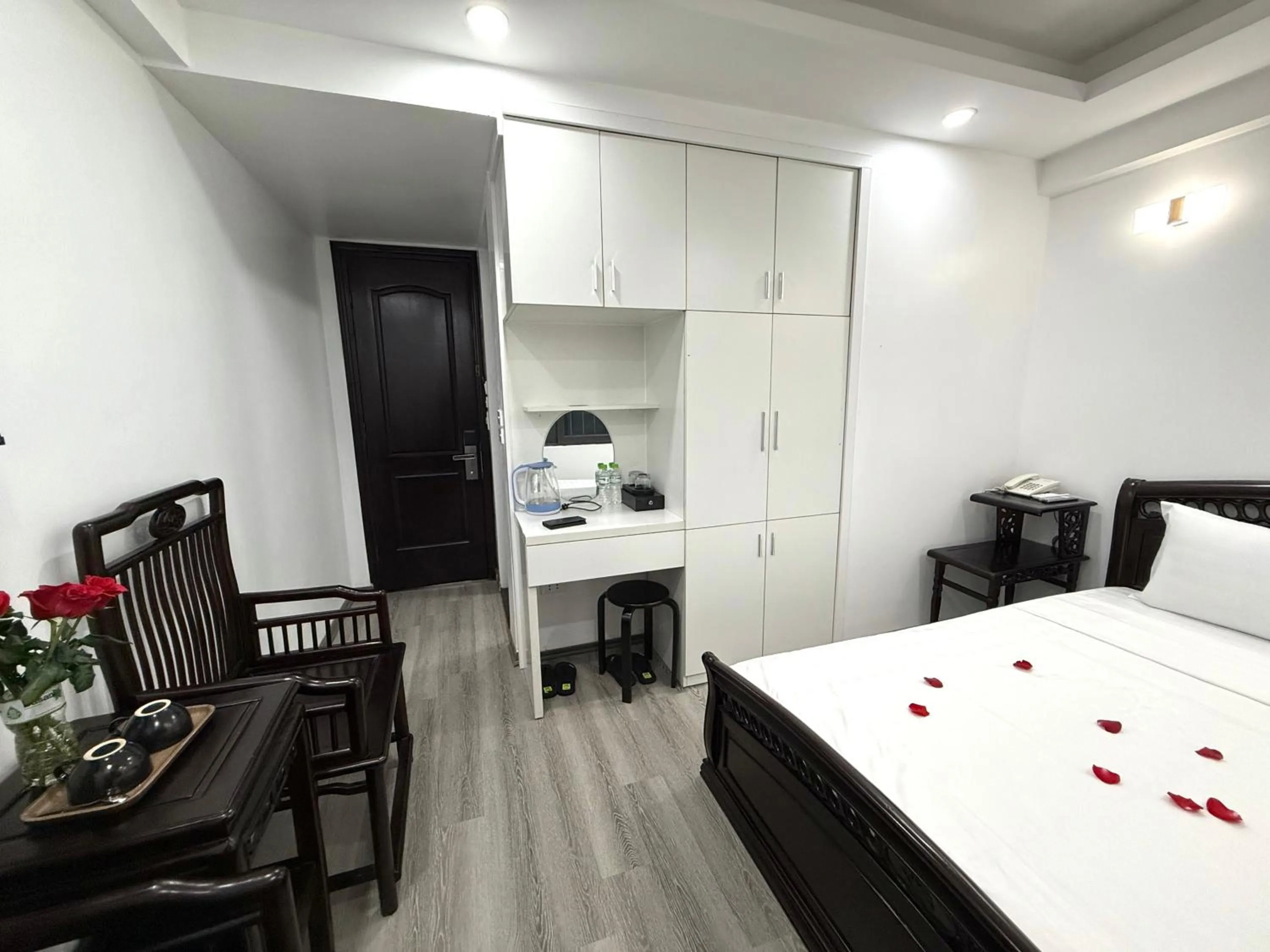 Photo of the whole room, Bed in The Queen Hotel & Spa 2