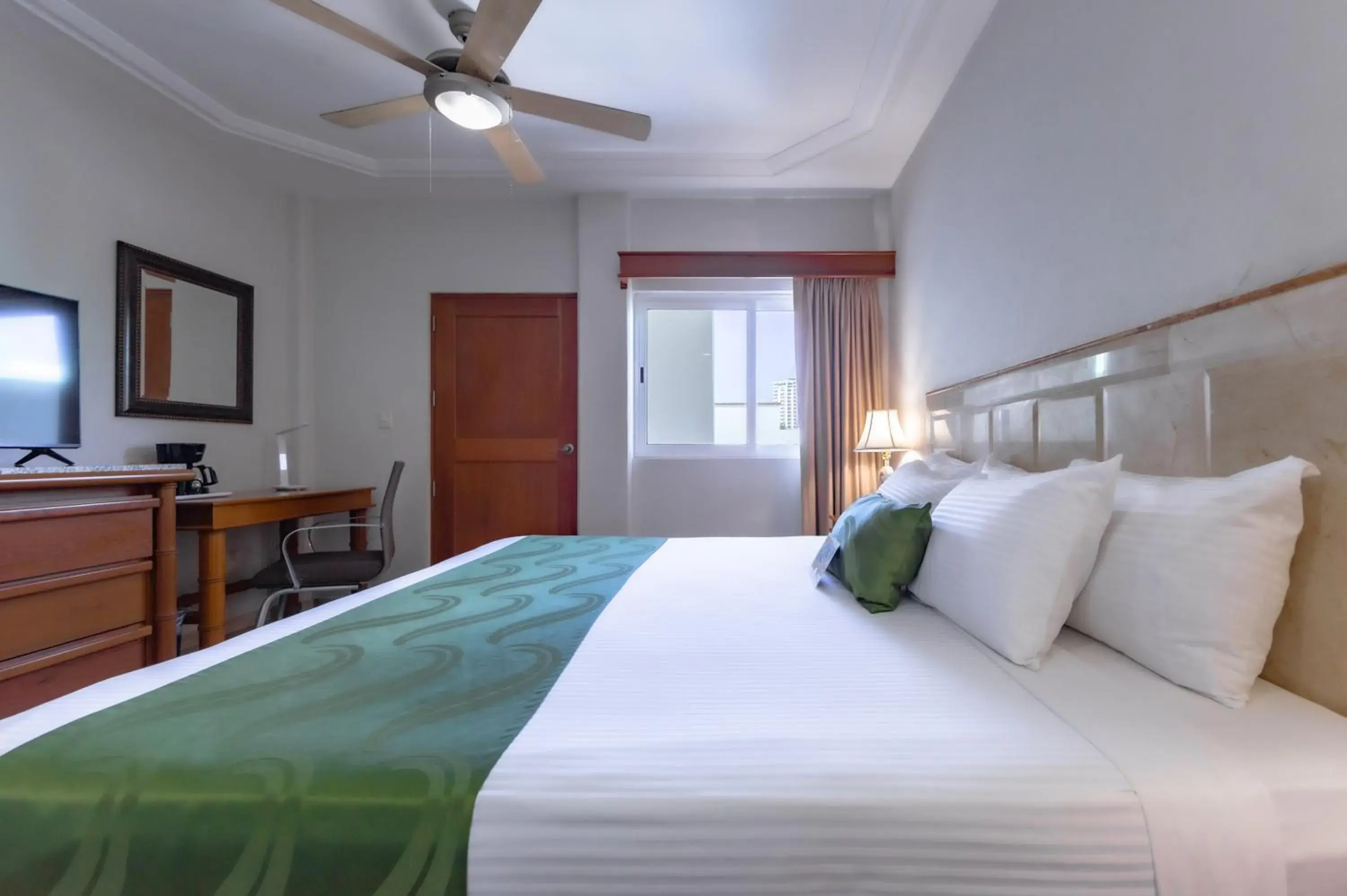 Bed in Quality Inn Mazatlan Bed in Quality Inn Mazatlan