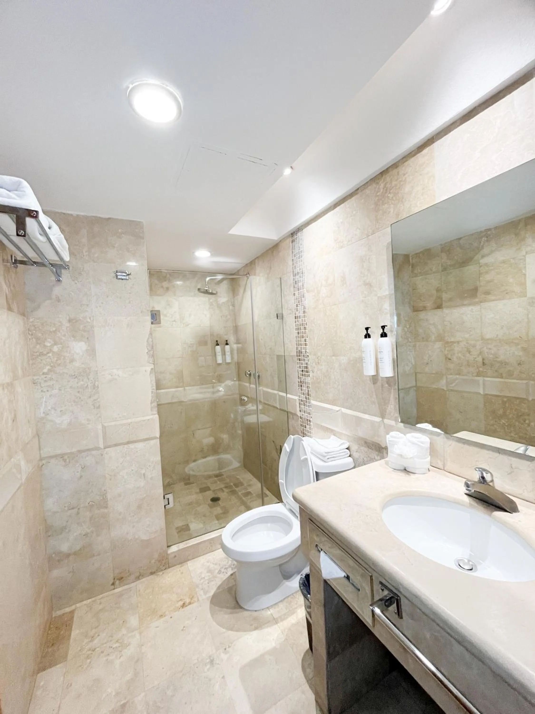 Shower in Quality Inn Mazatlan