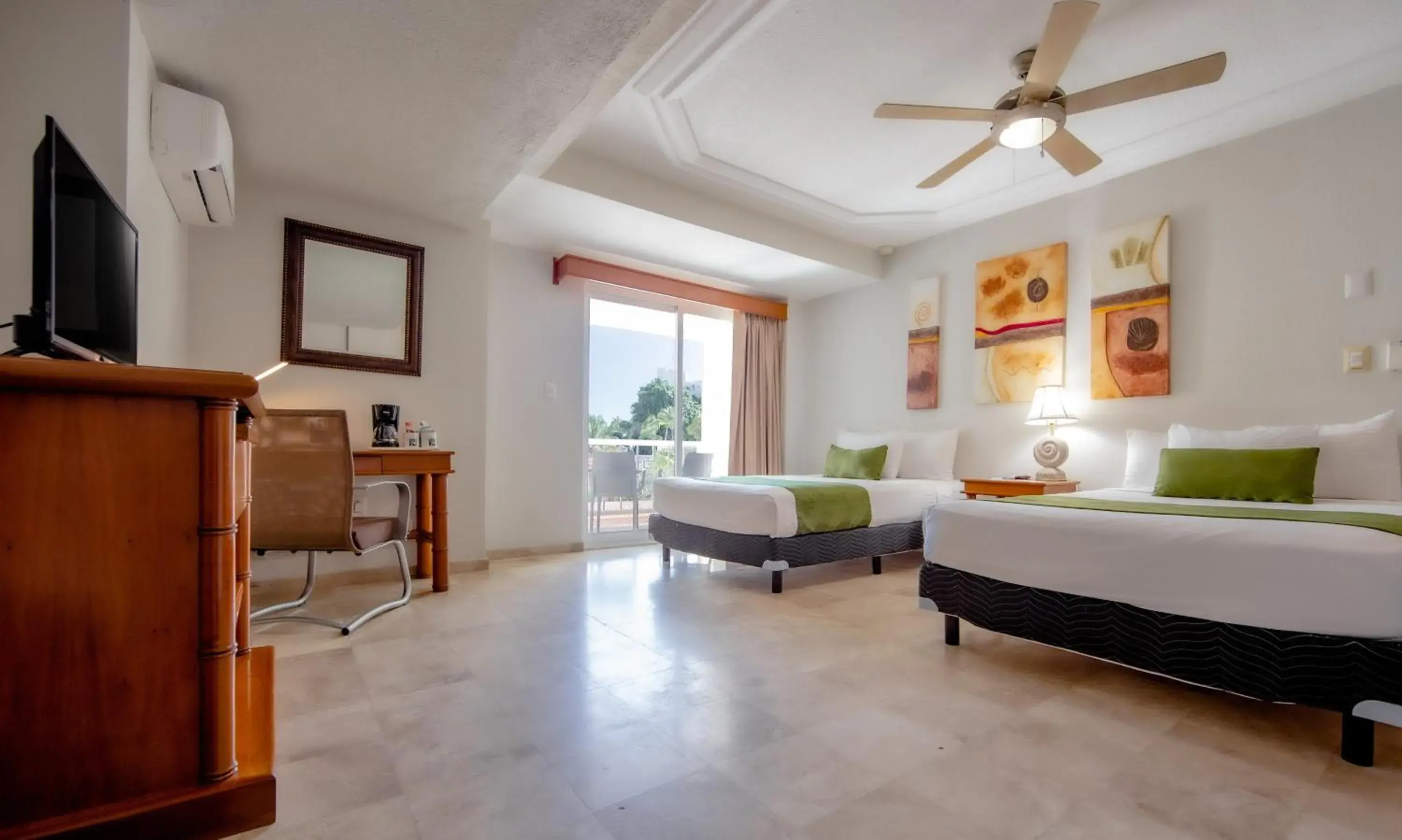 Property building, Bed in Quality Inn Mazatlan Property building, Bed in Quality Inn Mazatlan