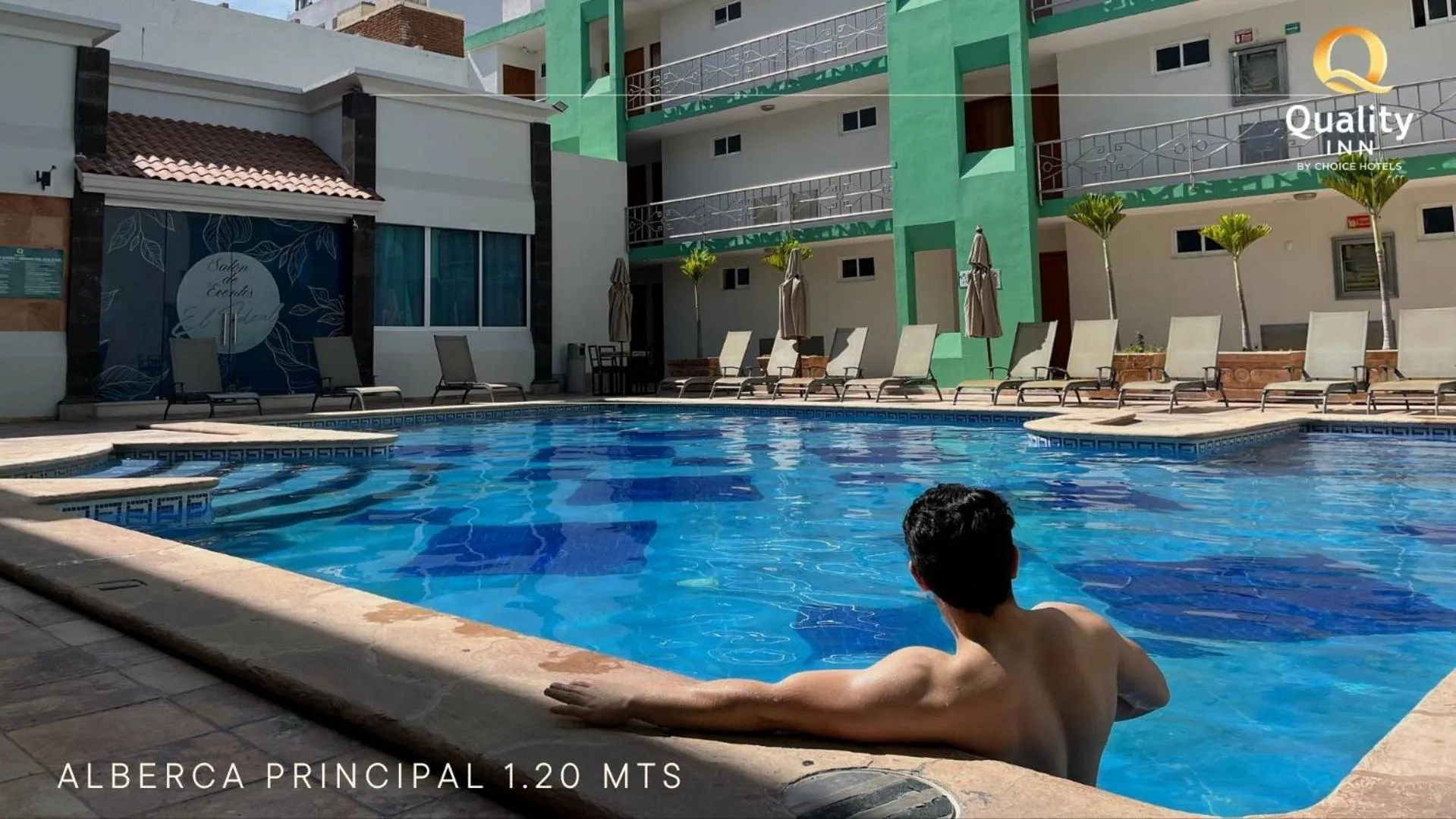 Swimming pool in Quality Inn Mazatlan