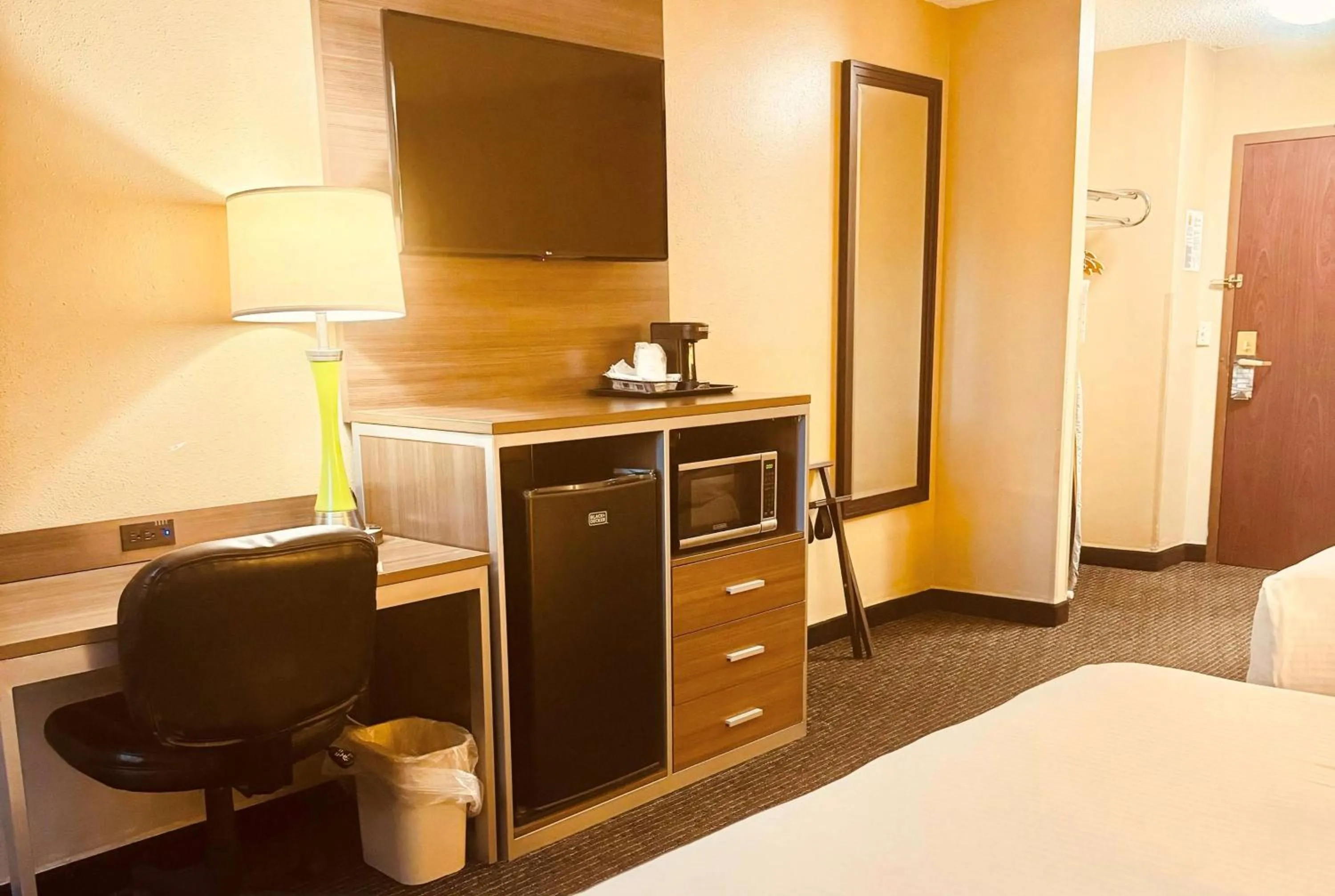 Photo of the whole room, Bed in Super 8 by Wyndham St Charles