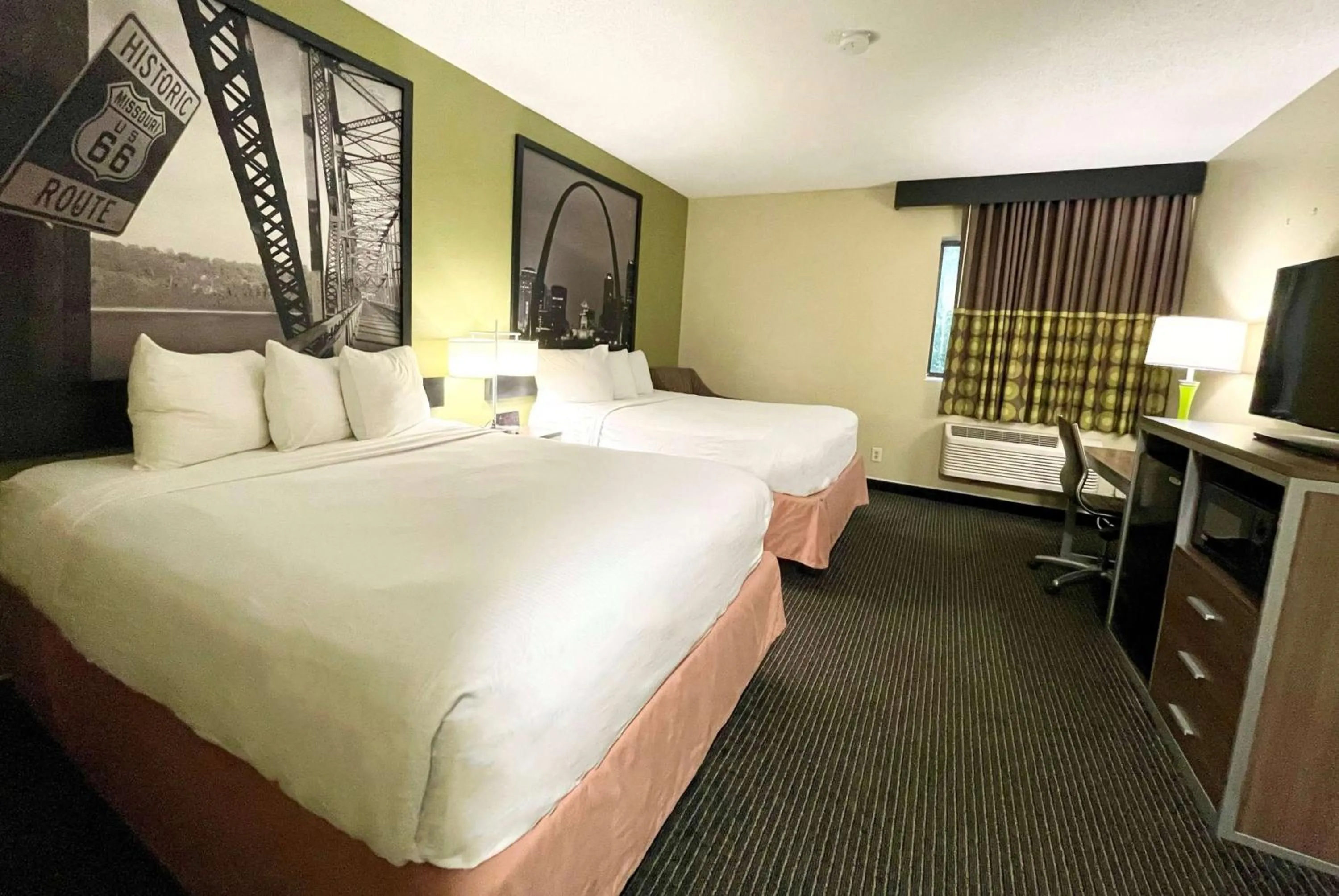 Photo of the whole room, Bed in Super 8 by Wyndham St Charles