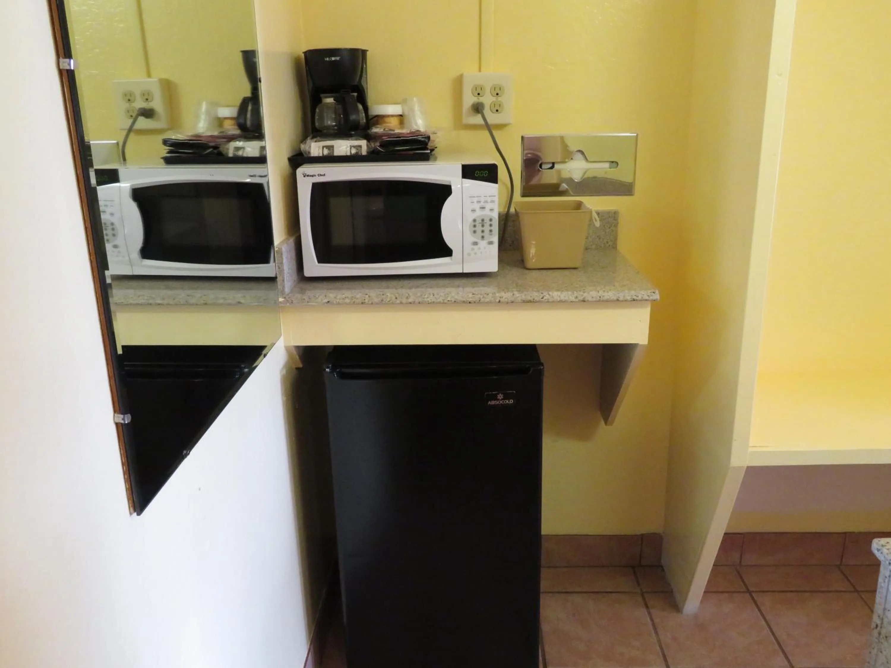 Coffee/tea facilities in Royal Crest Motel