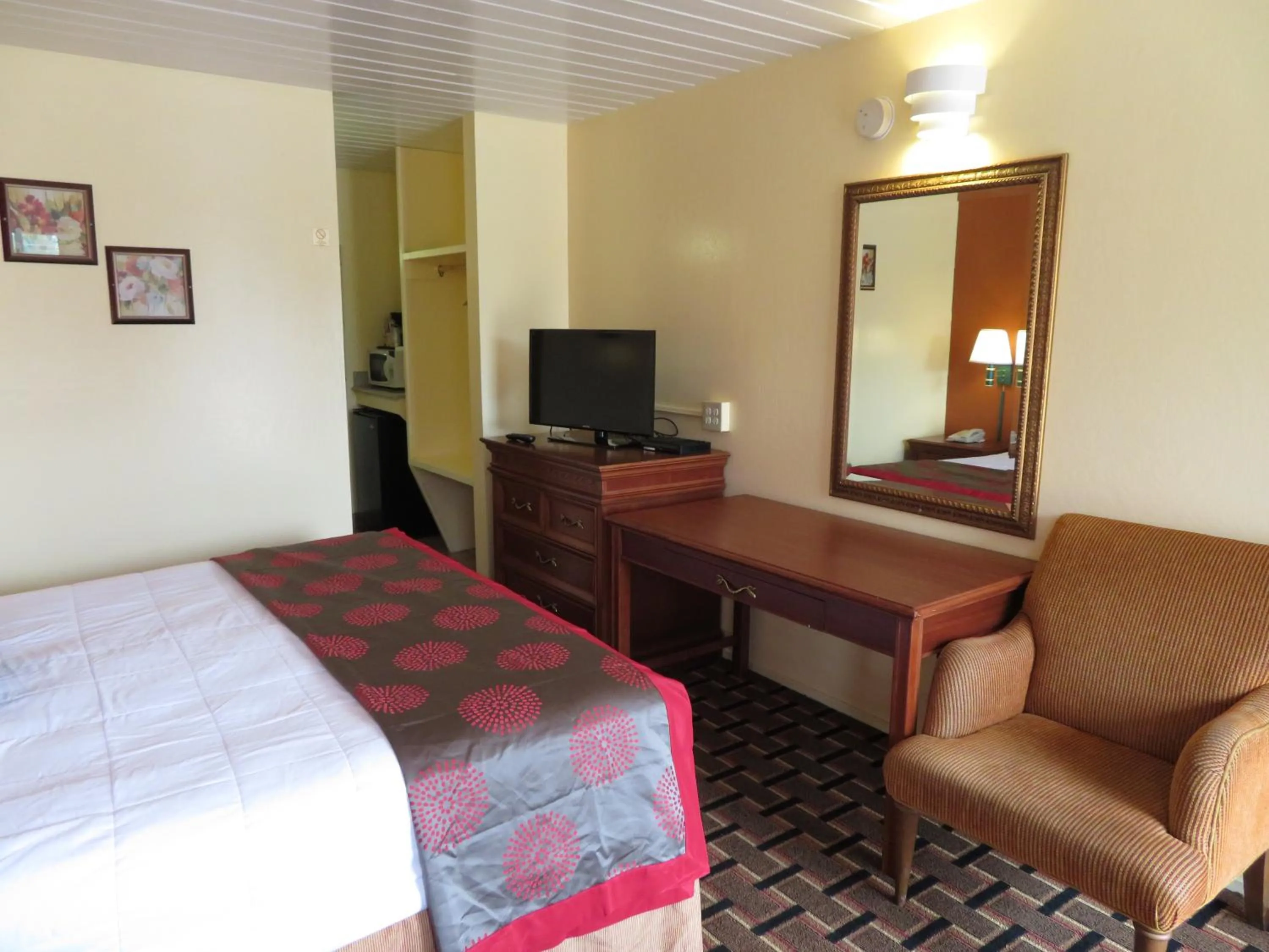 Bed in Royal Crest Motel