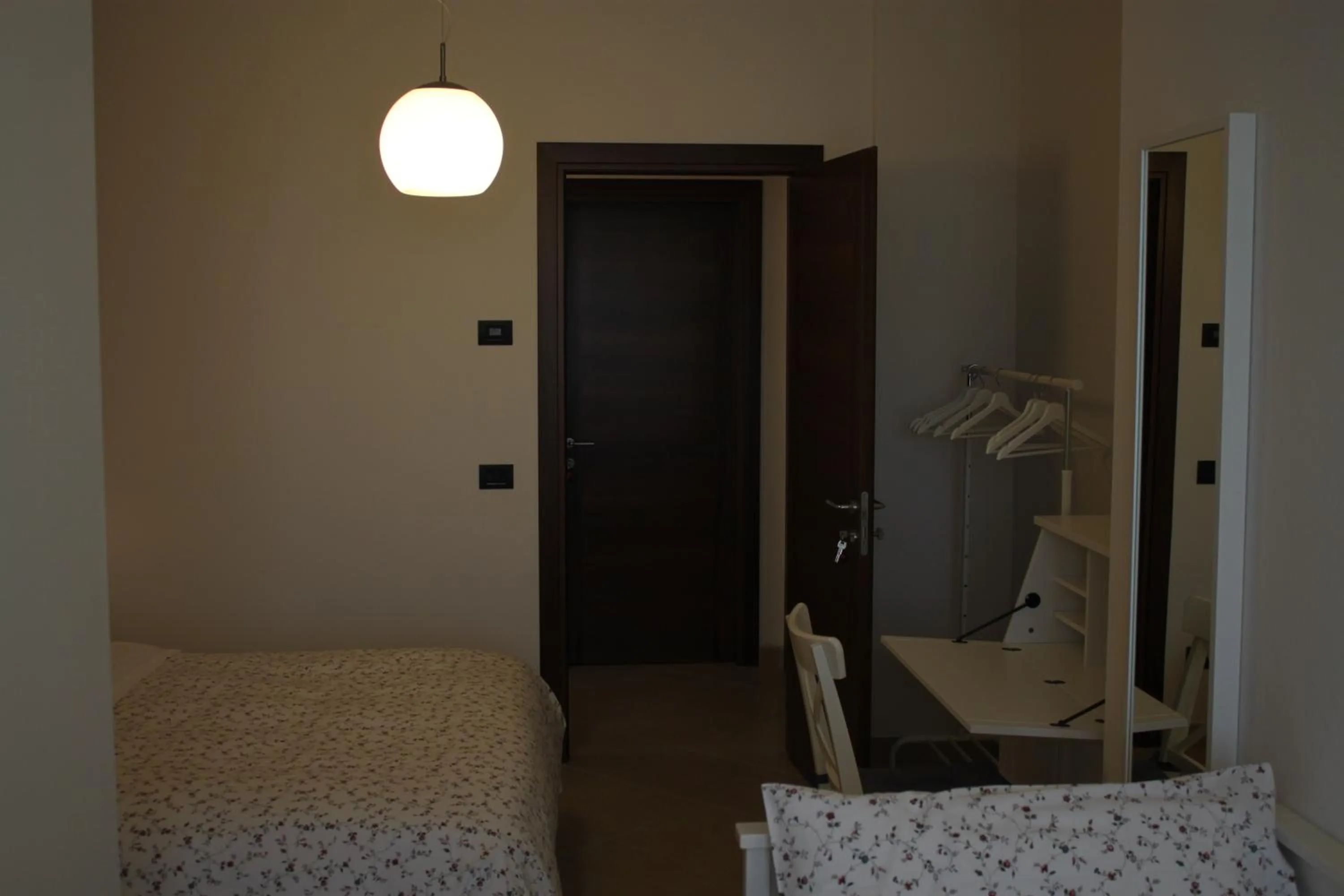 Photo of the whole room, Bed in La casa dei gatti