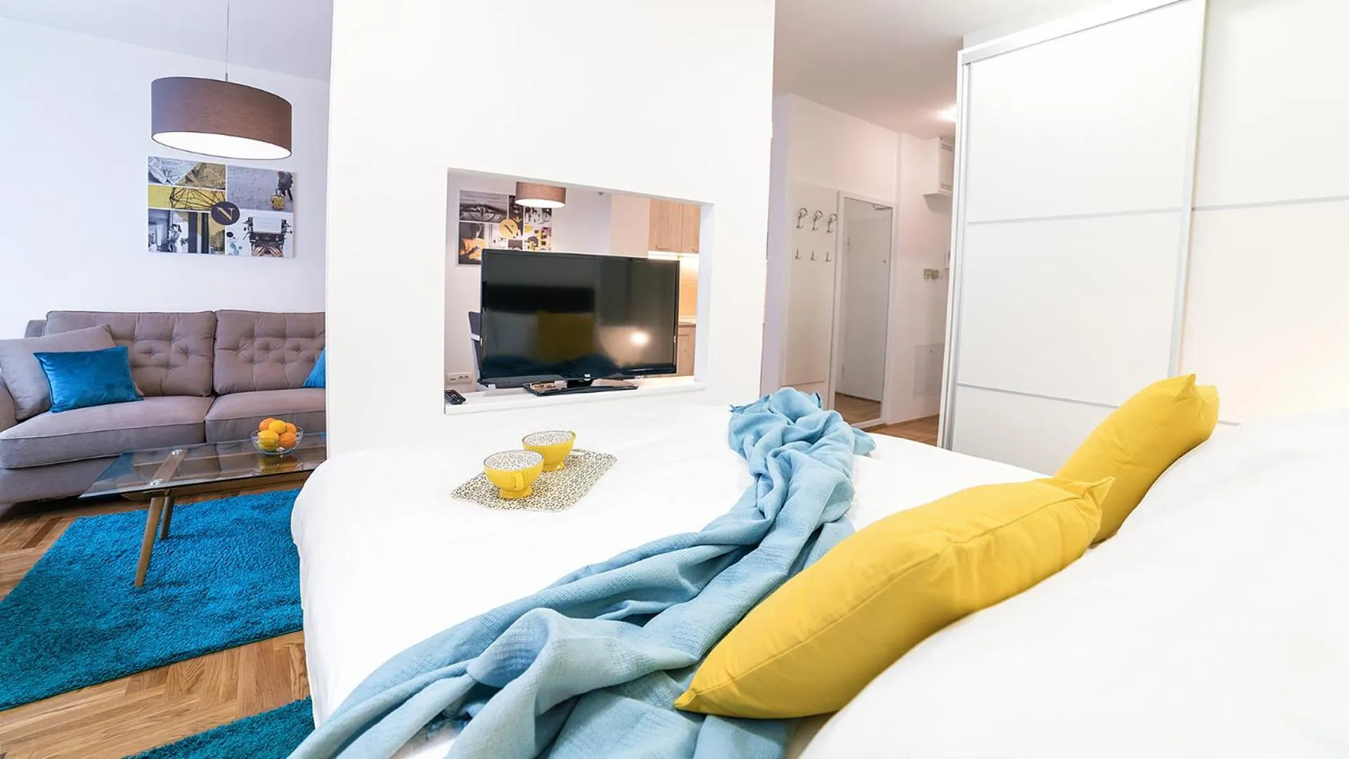 Seating area, Bed in Novel Inn