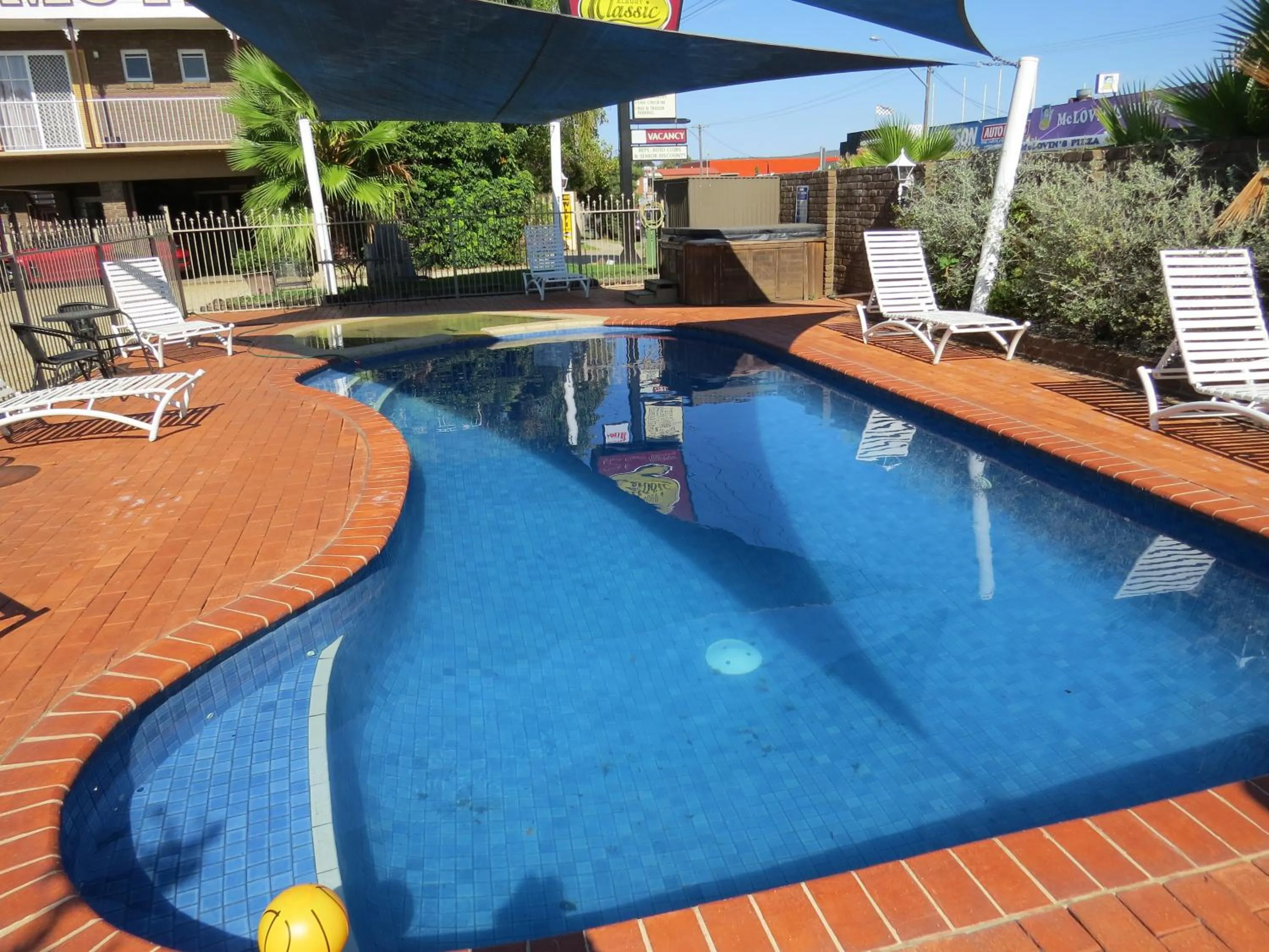Swimming pool in Albury Classic Motor Inn
