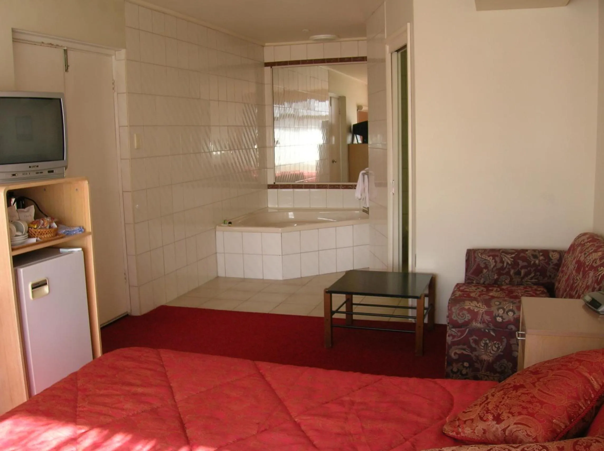 Photo of the whole room in Peninsula Motor Inn