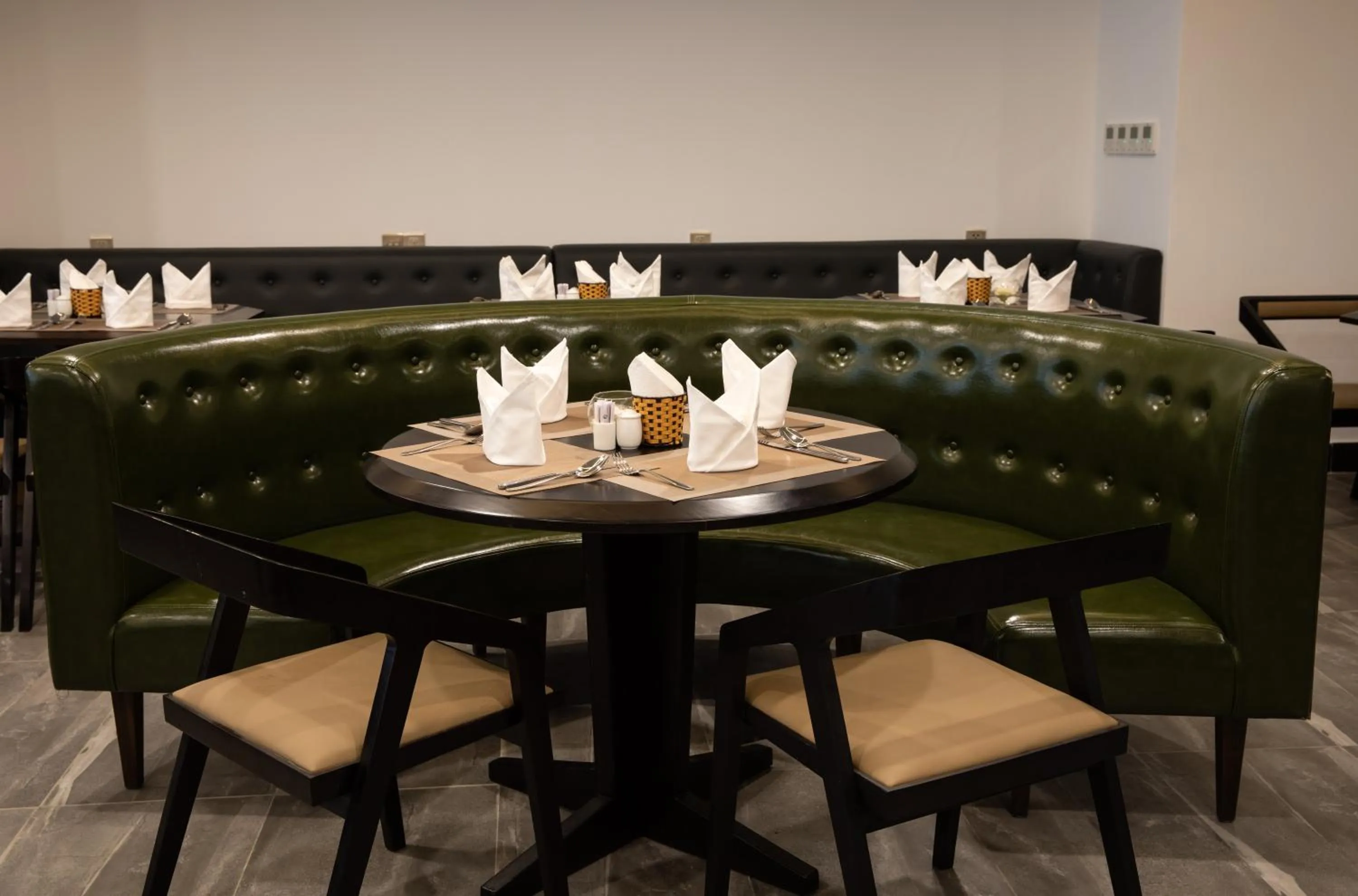 Restaurant/places to eat in Majestic Premium Hotel