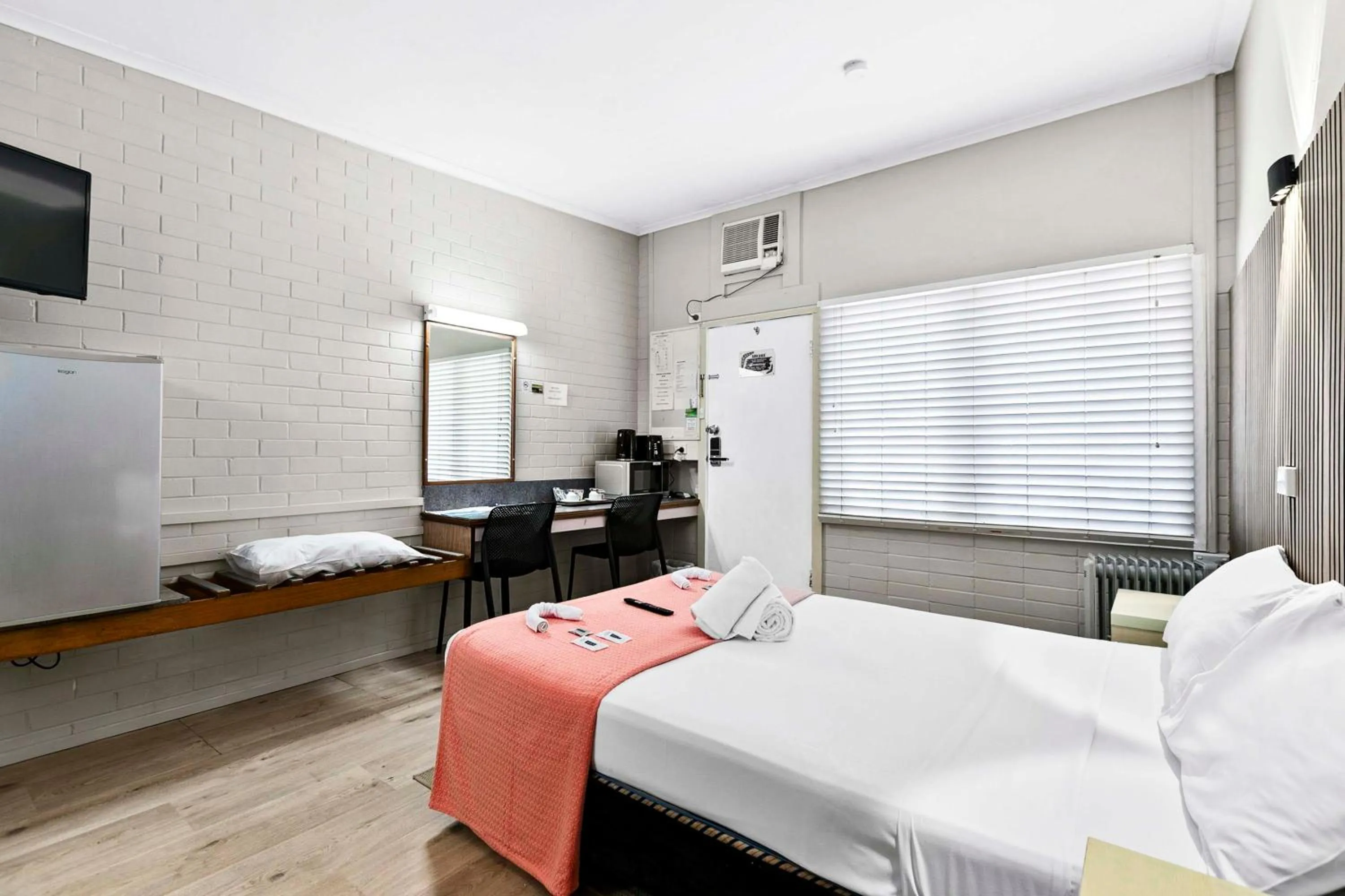 Bedroom, Bed in Arkana Motel