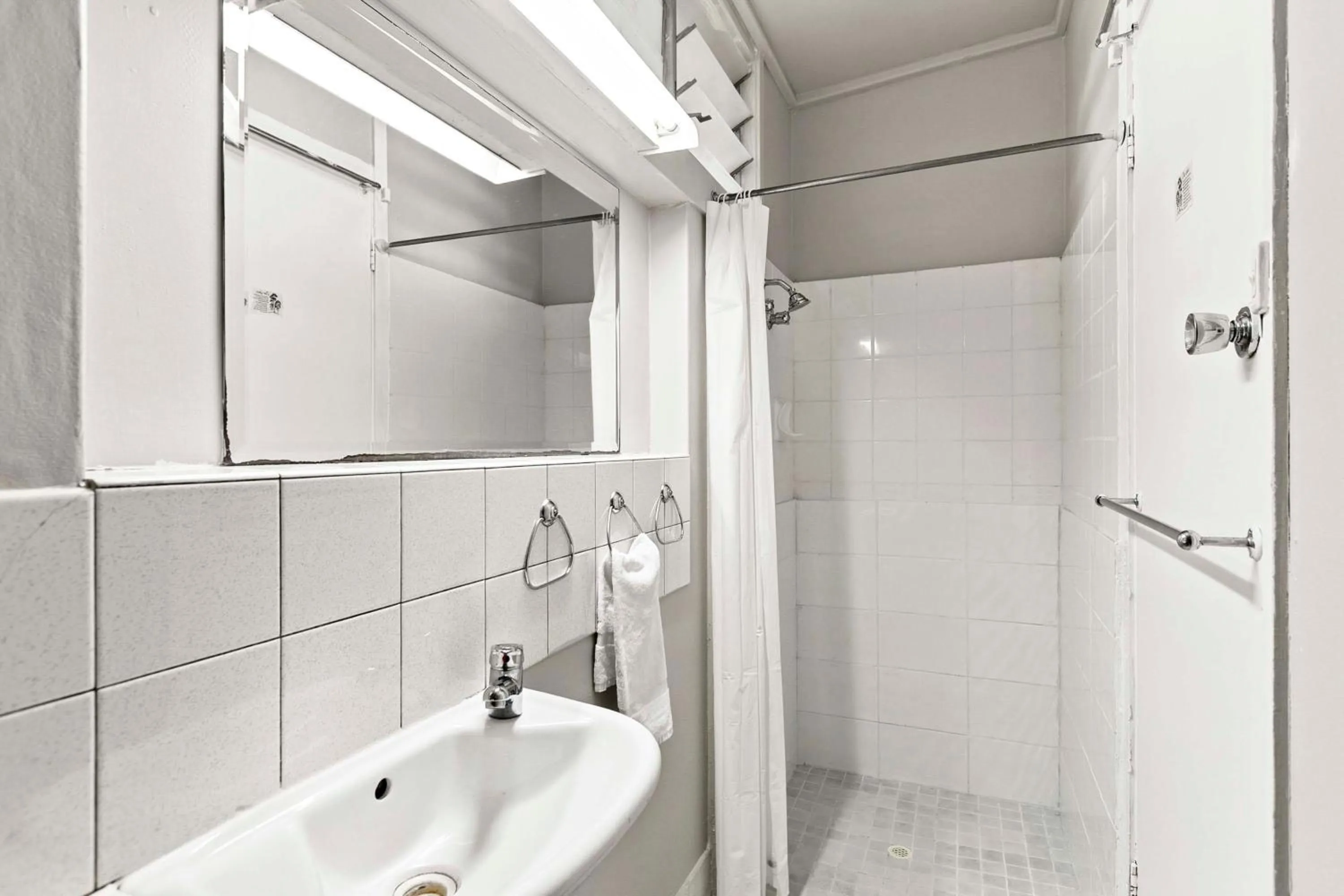 Shower in Arkana Motel