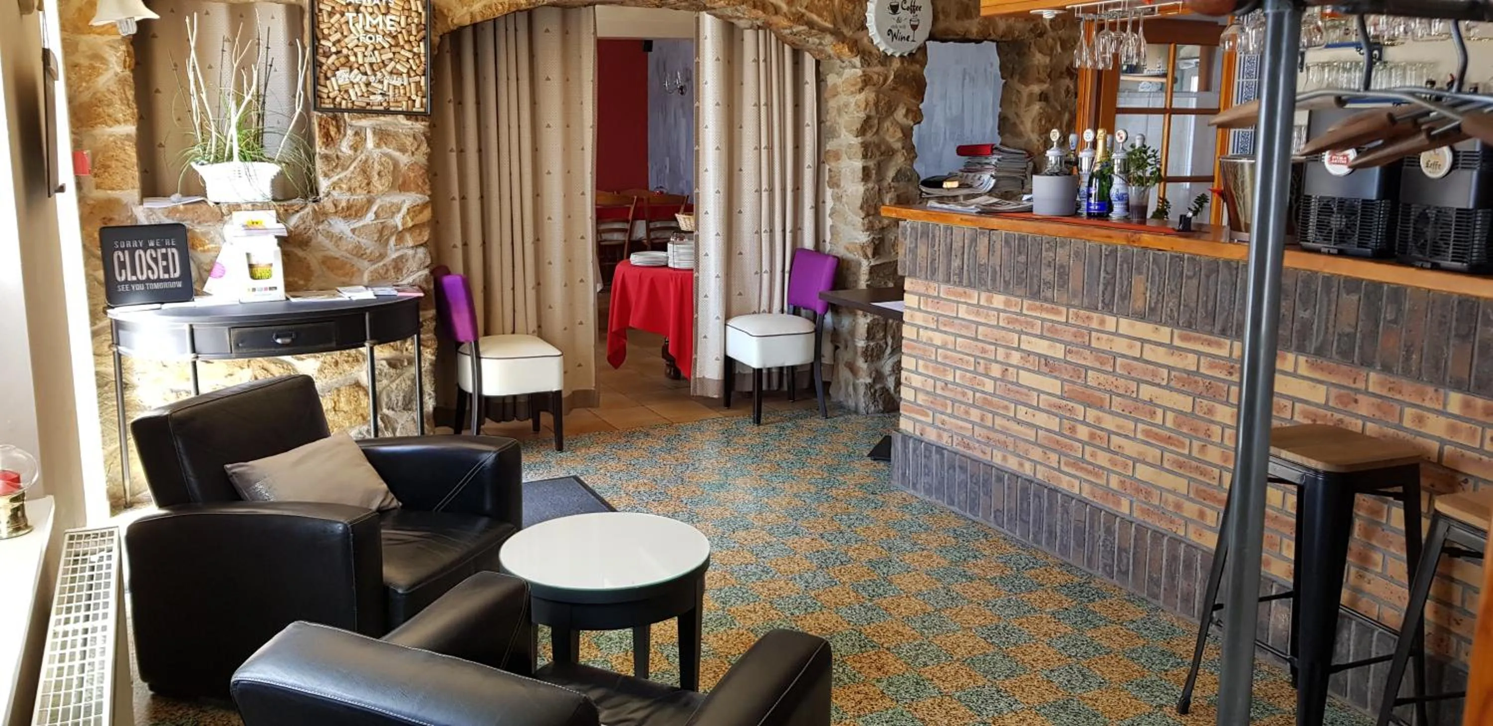 Lounge or bar in LOGIS - Hôtel & restaurant "L'envie des mets"