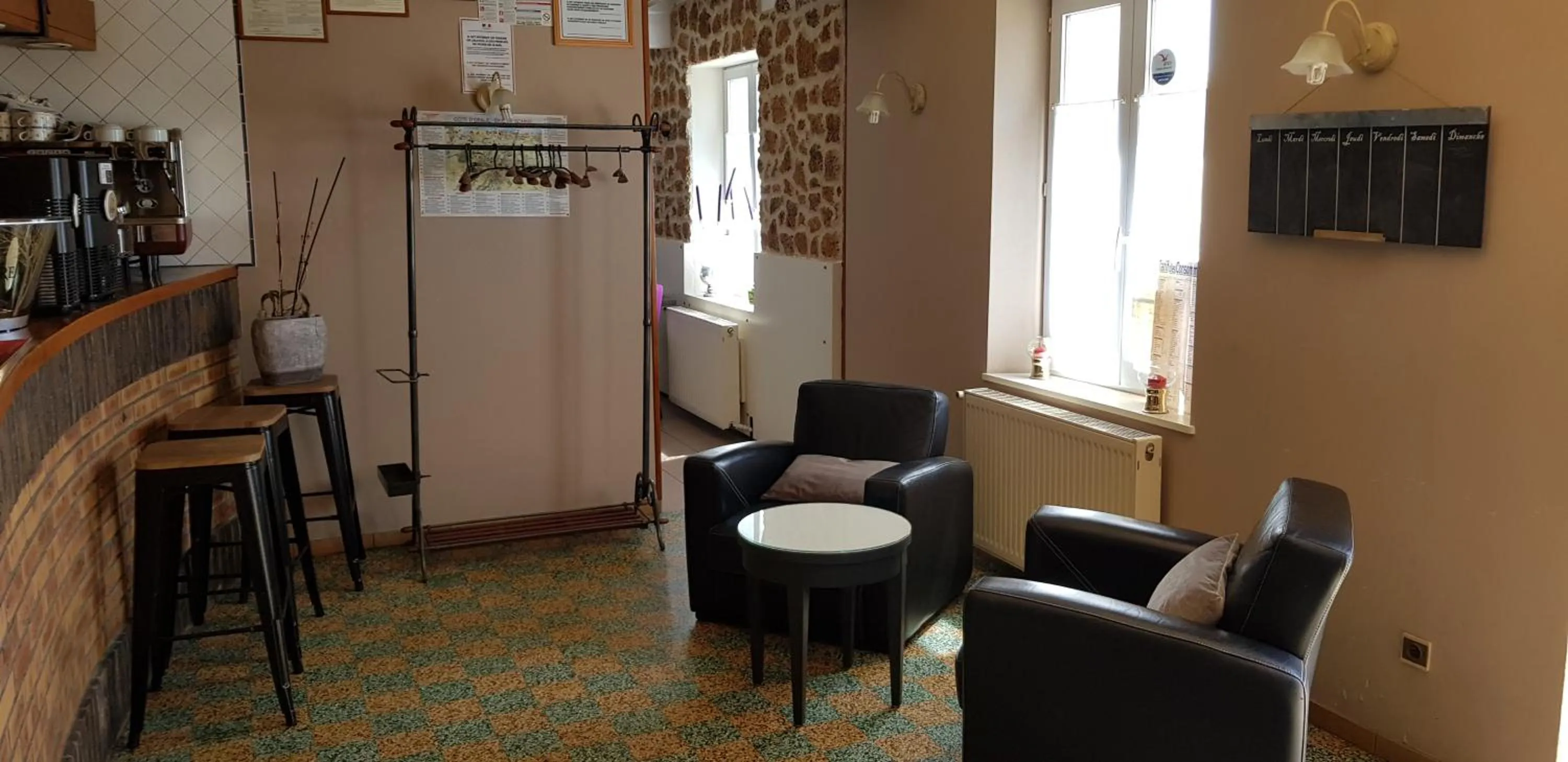 Lounge or bar in LOGIS - Hôtel & restaurant "L'envie des mets"