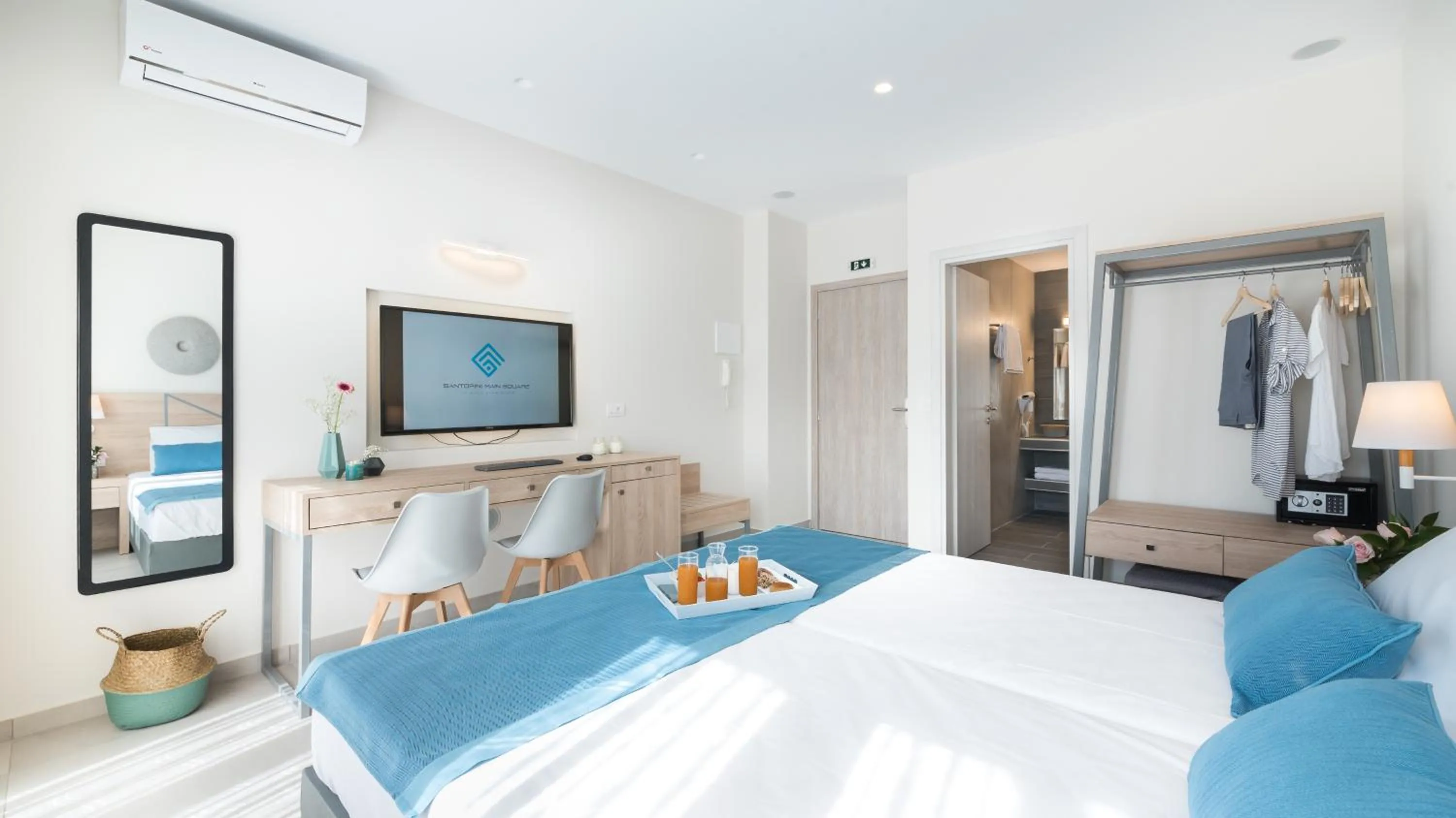 Other, Bed in Santorini Main Square