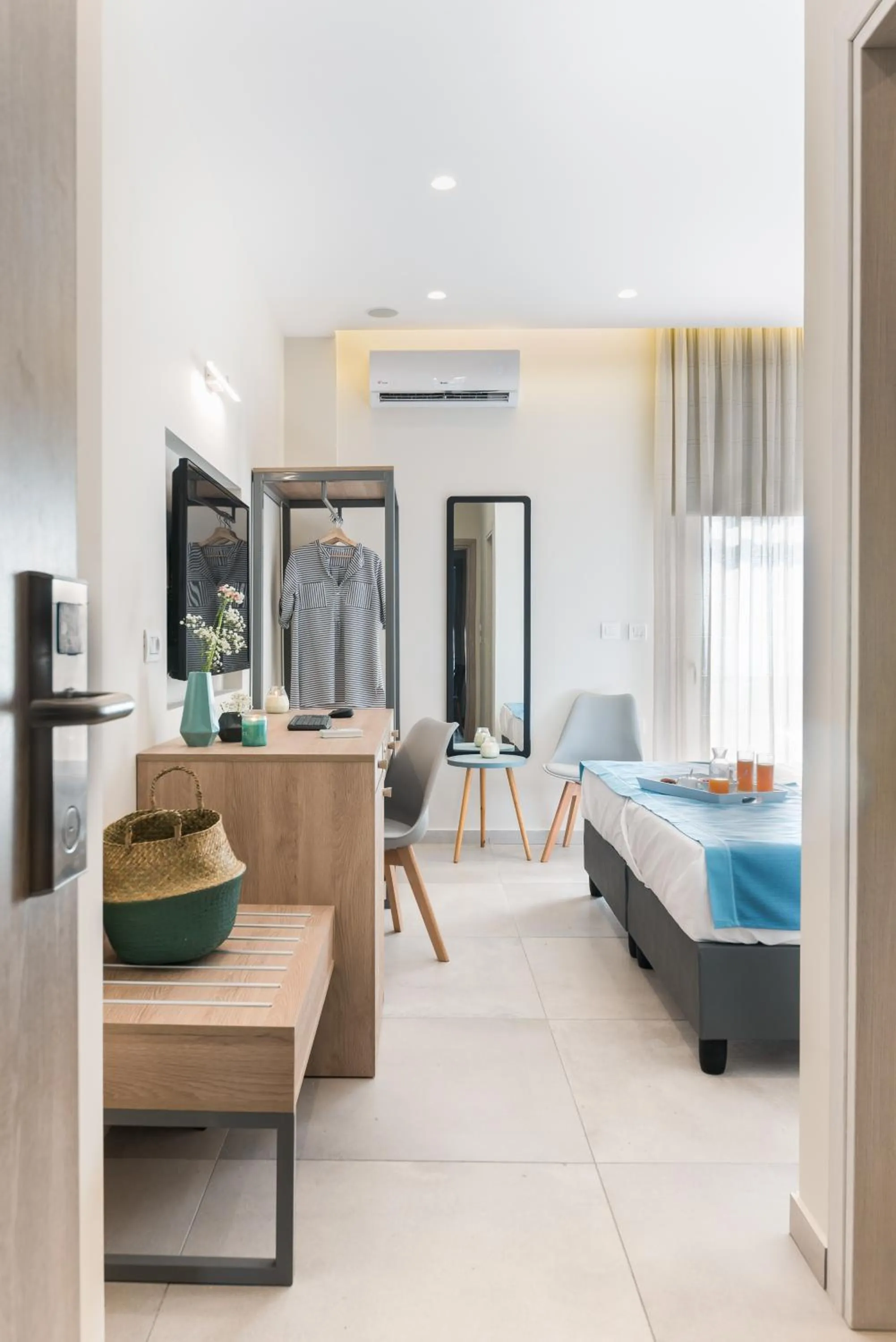 Time of day, Bed in Santorini Main Square