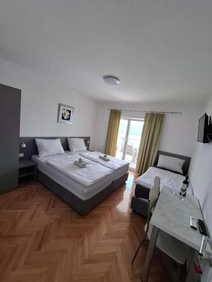 Apartments & rooms Leon